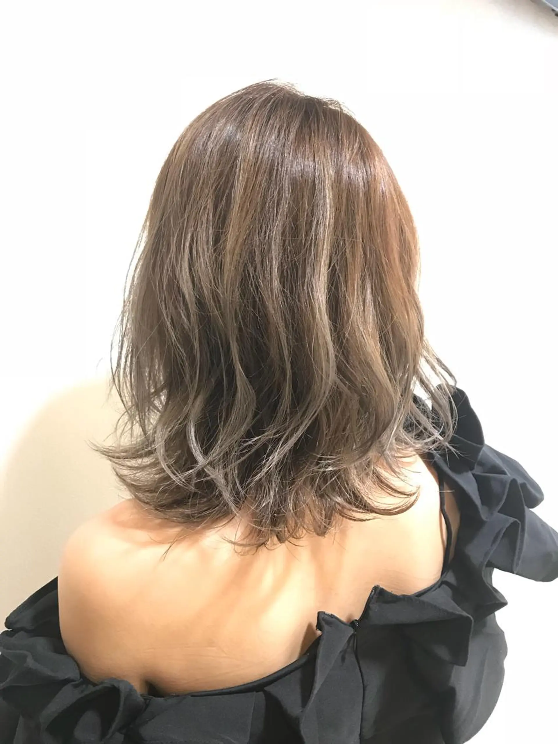 ミディアム カラー グレージュ イルミナカラー ヘアカラー トリートメント chiyo yasuのヘアスタイル