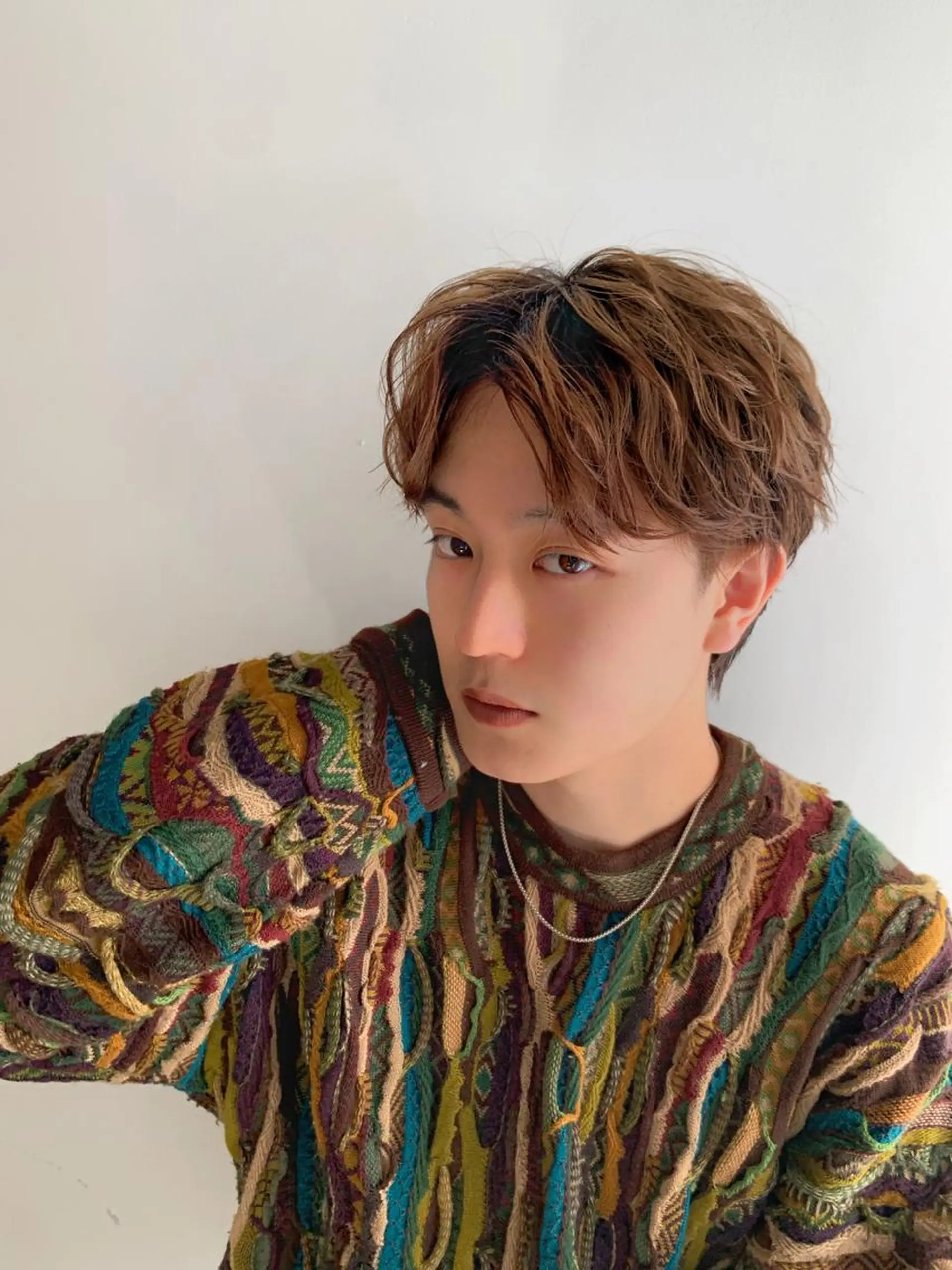 ショート カラー メンズ メンズブリーチ センターパート フェードカット メンズハイライト メンズハイトーン カット パーマ ヘアセット メンズStylist 山根慧のヘアスタイル