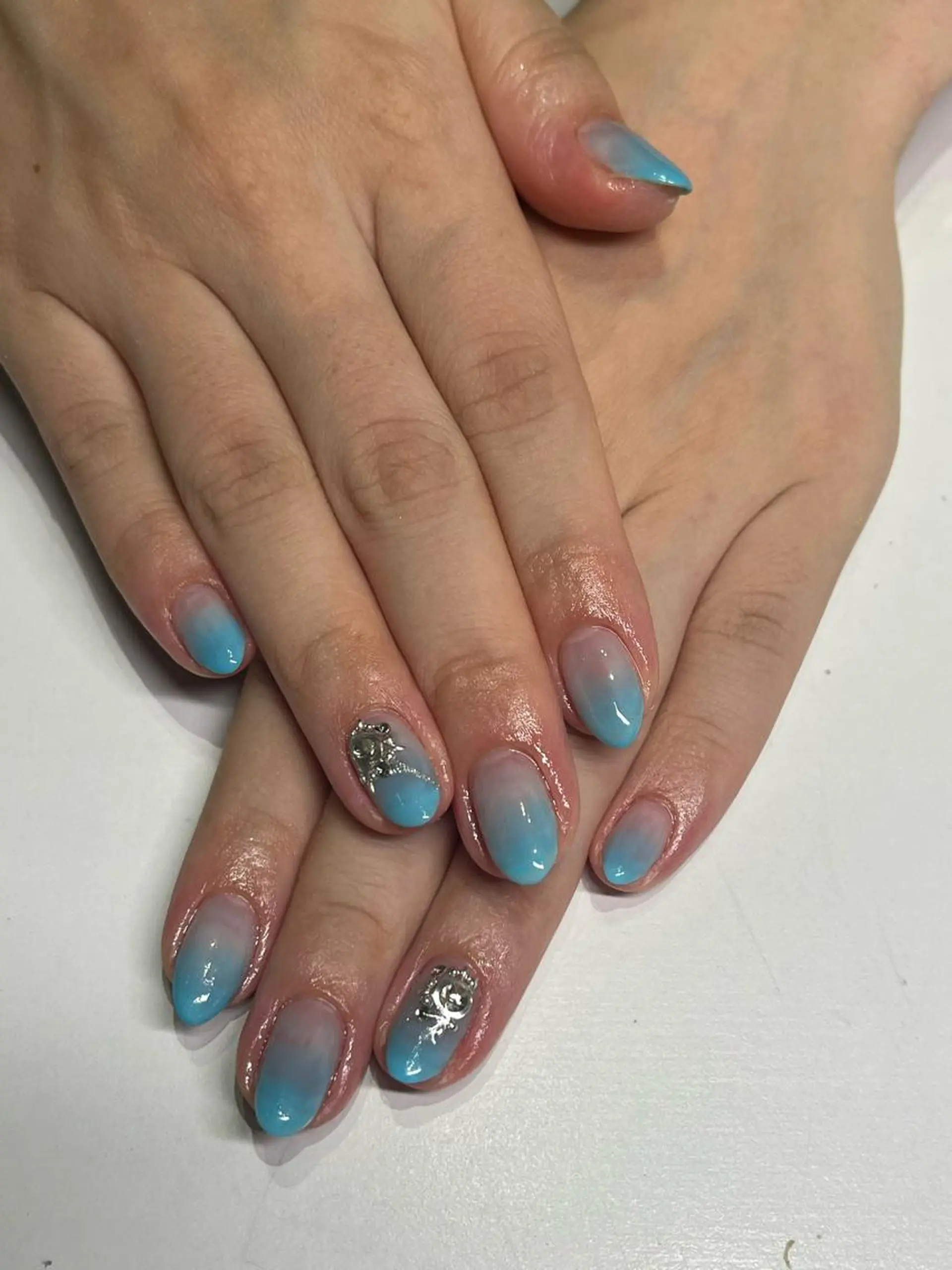 ネイル アートネイル グラデーション シルバー Ribbon佐野店 小泉のネイルデザイン