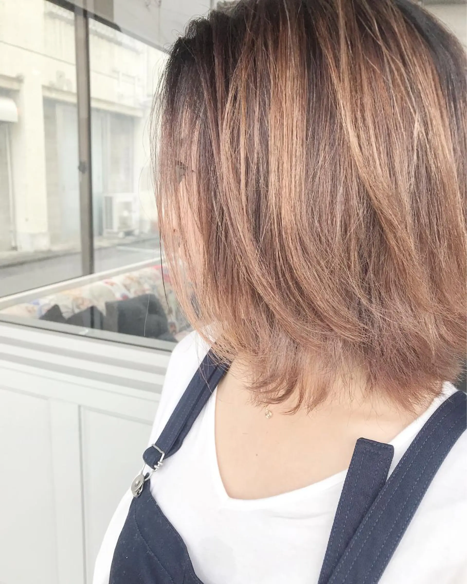 ショート カラー ヘアアレンジ お団子ヘア 切りっぱなしボブ バレイヤージュ ブリーチ デザインカラー Mariana/ 鶴原-ハイライトのヘアスタイル