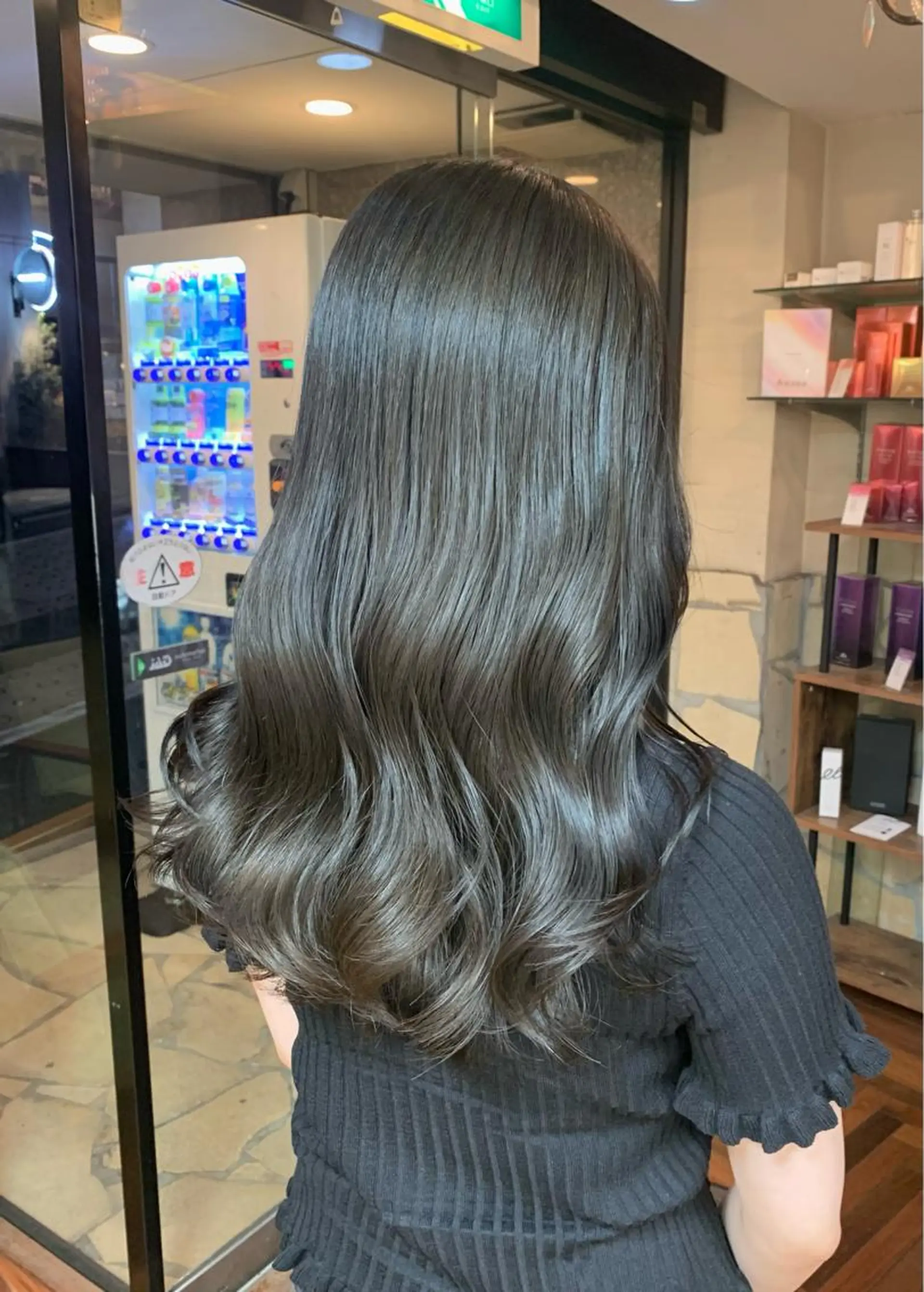 セミロング カラー ブリーチ グレージュ オリーブグレージュ オリーブグレー LUMO所属・矢野 晃平のヘアスタイル