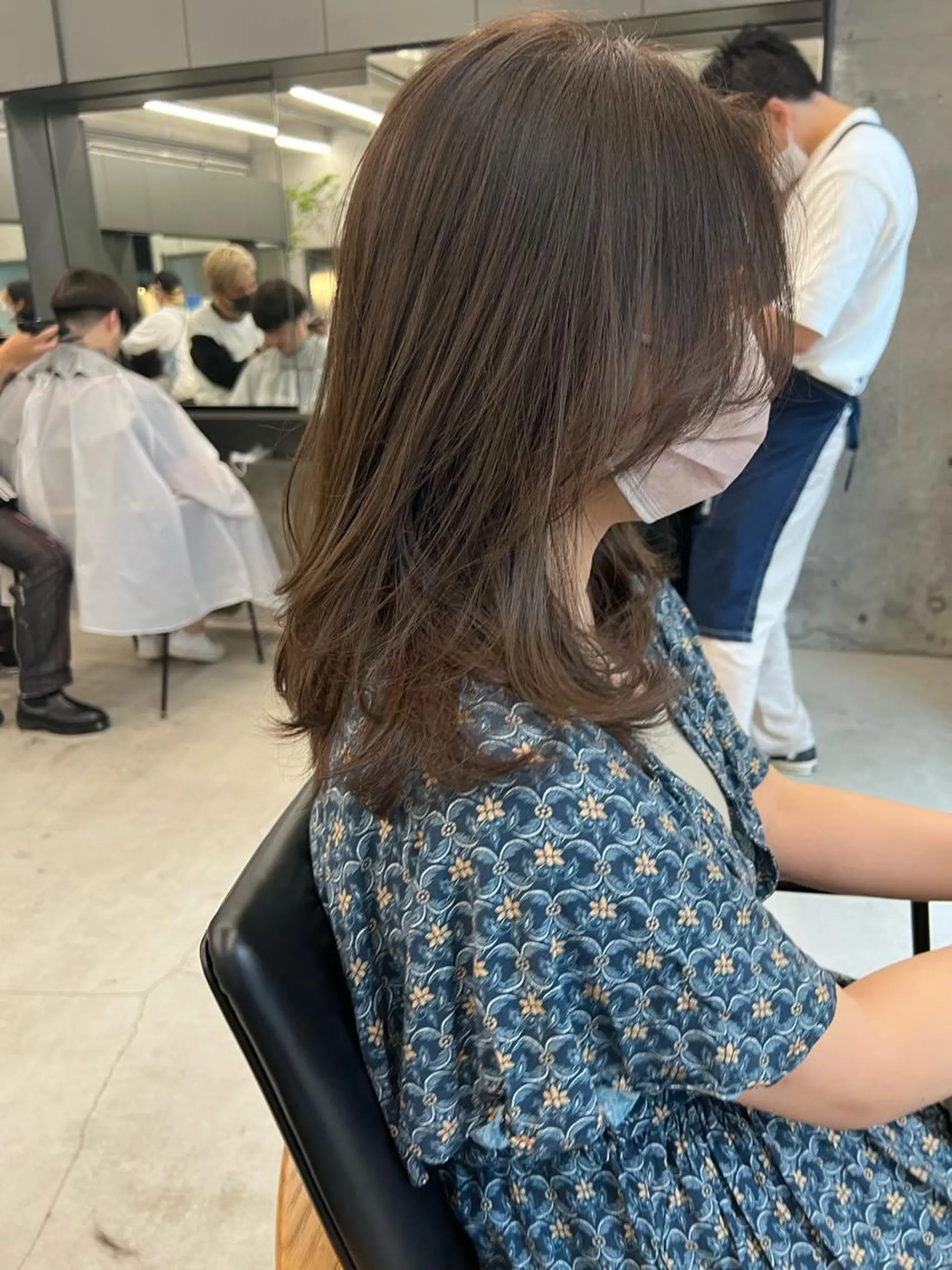 ミディアム カラー ベージュカラー オリーブベージュ レイヤーカット カット ヘアカラー トリートメント sakoda shunkiのヘアスタイル