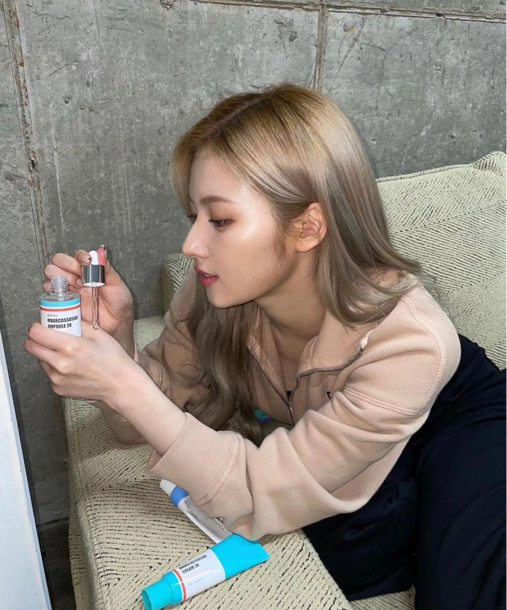 セミロング ヘアカラー 最新韓国本場ヘア 🇰🇷榎本明日香のヘアスタイル