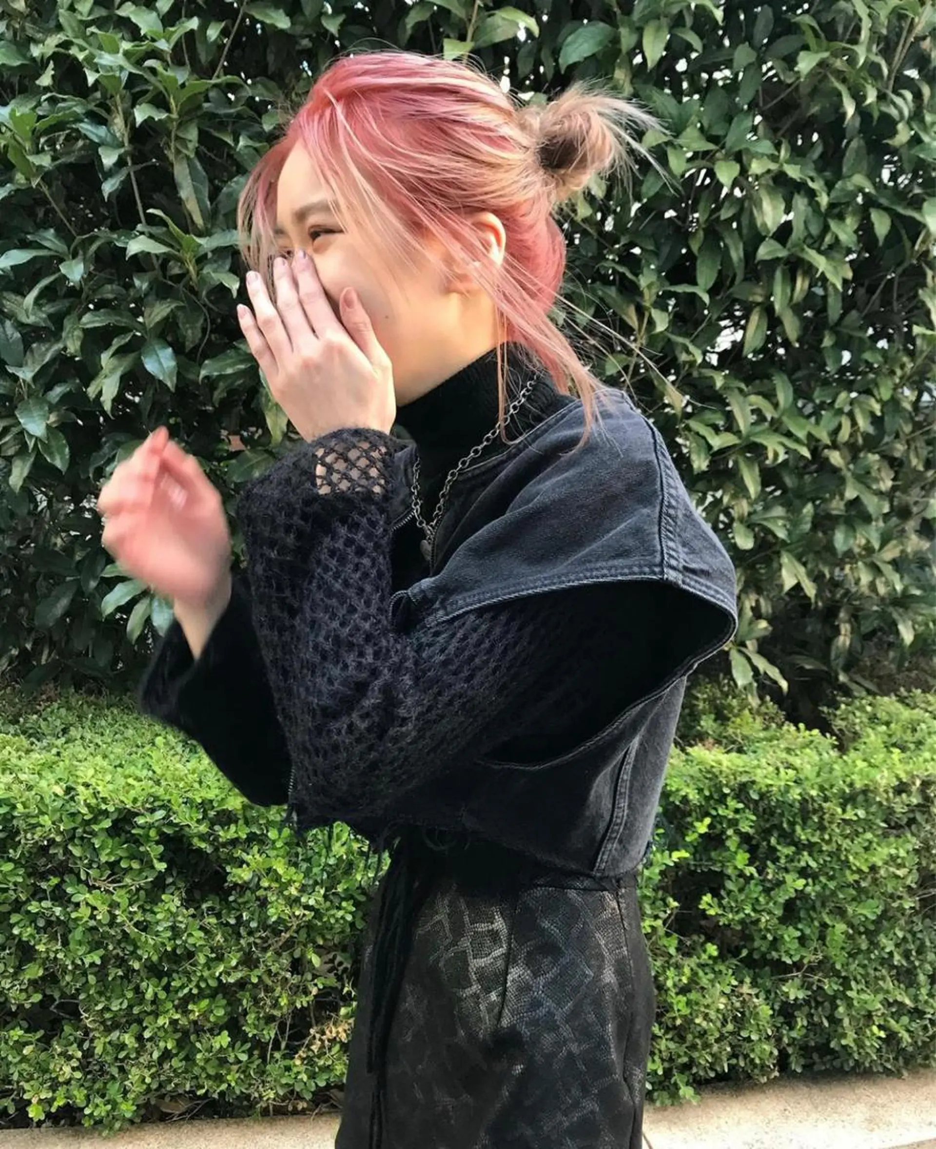 ミディアム TOMOYAレイヤー ブリーチ縮毛矯正のヘアスタイル