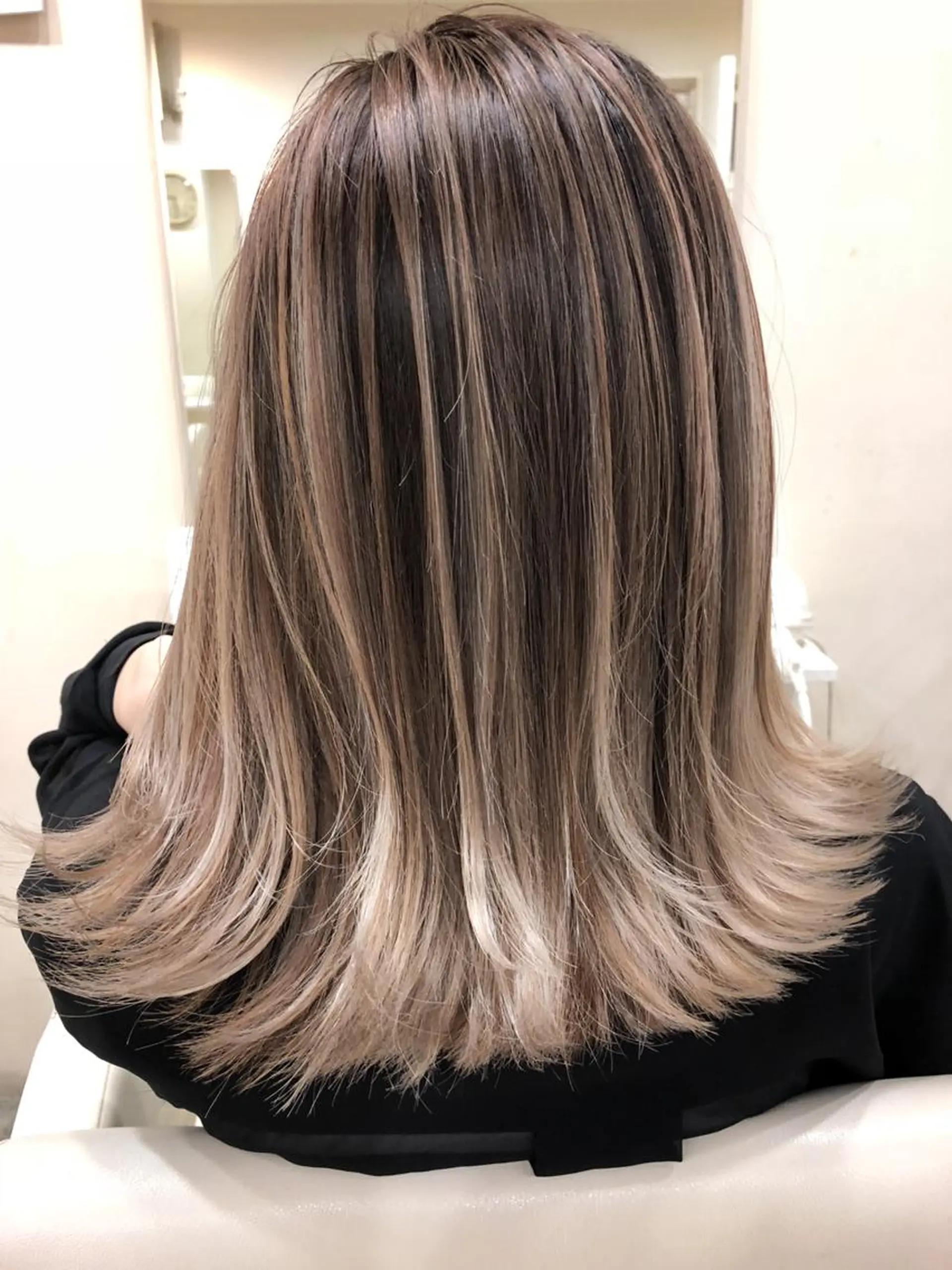 ミディアム カラー バレイヤージュ ブリーチ グラデーションカラー レイヤーカット WONK. ウォンク 心斎橋のヘアスタイル