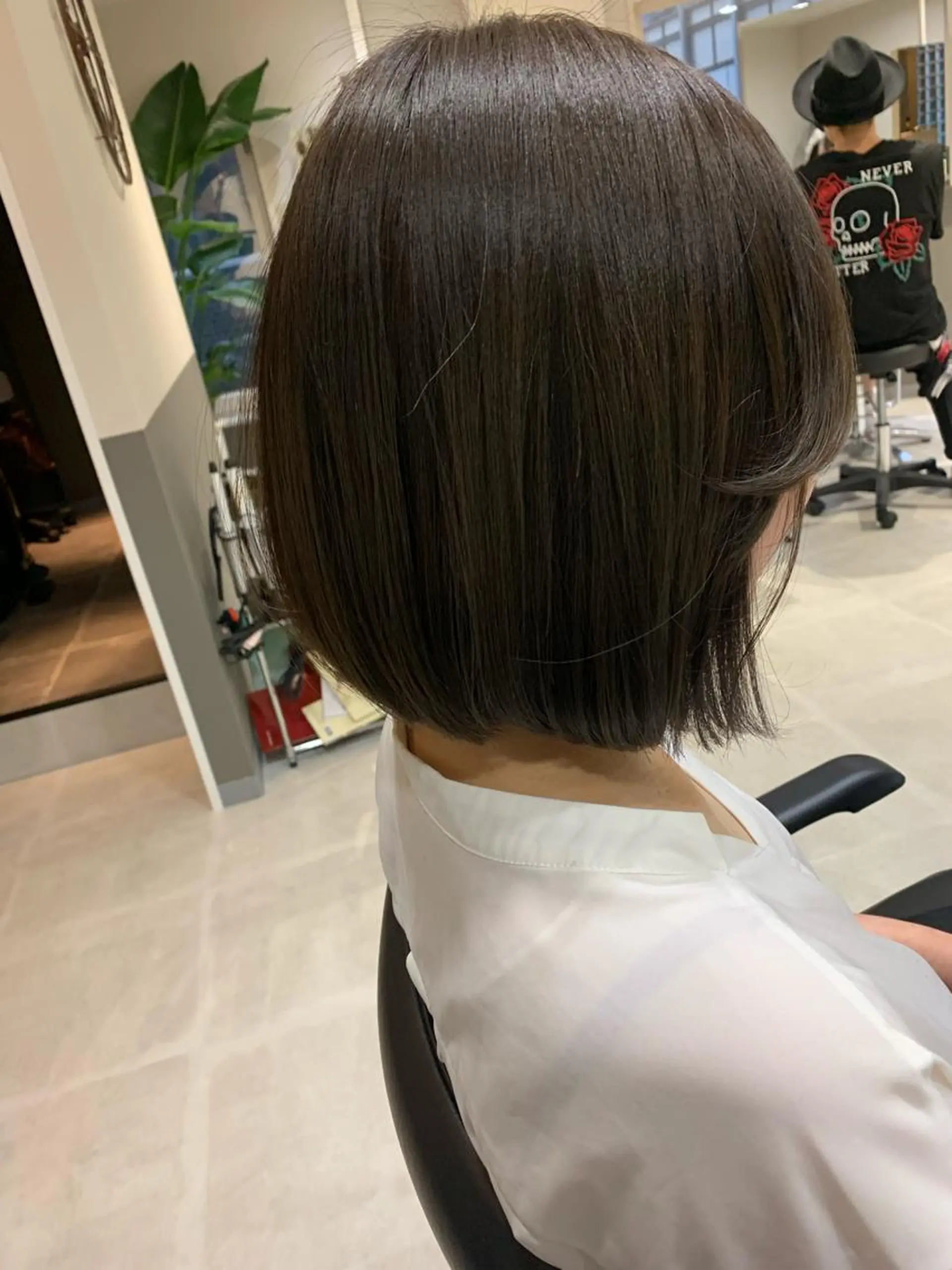 ショート カラー 前下がりボブ アッシュ ブリーチ ボブ Eleanor 立川北口のヘアスタイル