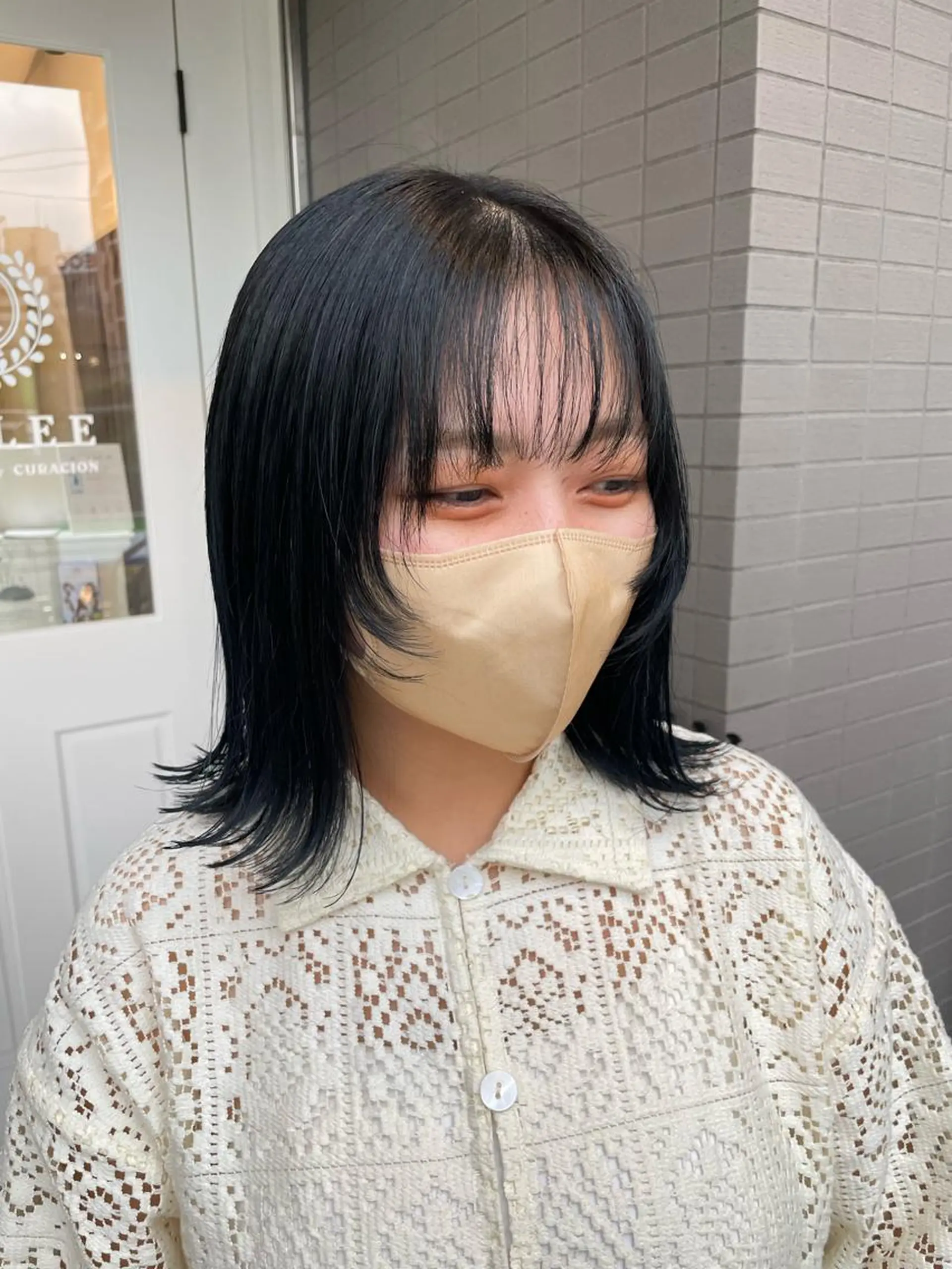 ミディアム カラー ヘアアレンジ 黒髪 ブルーカラー ブルーブラック 顔まわりレイヤー 顔周りカット ヘアカラー トリートメント KAYLEE Juriのヘアスタイル