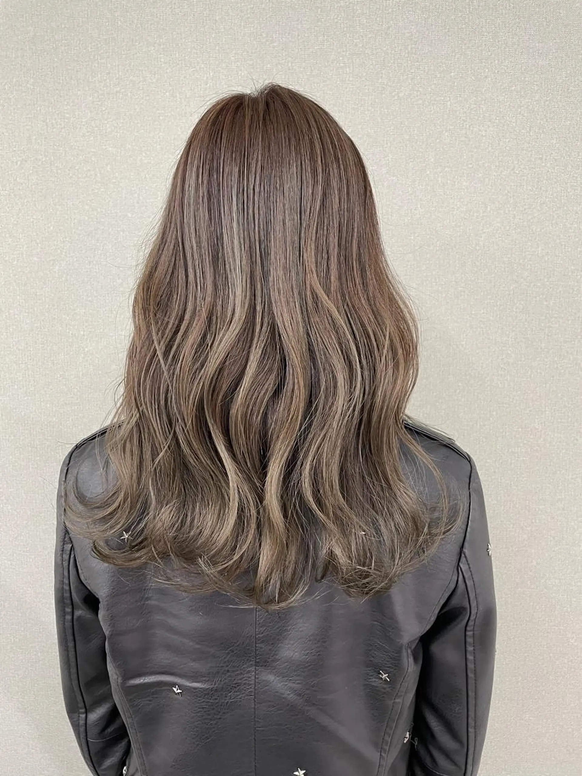ミディアム アッシュ アッシュグレー アッシュグレージュ ハイライト ヘアカラー トリートメント 🌈プルエクステ& ハイトーン🌈関飛鳥のヘアスタイル
