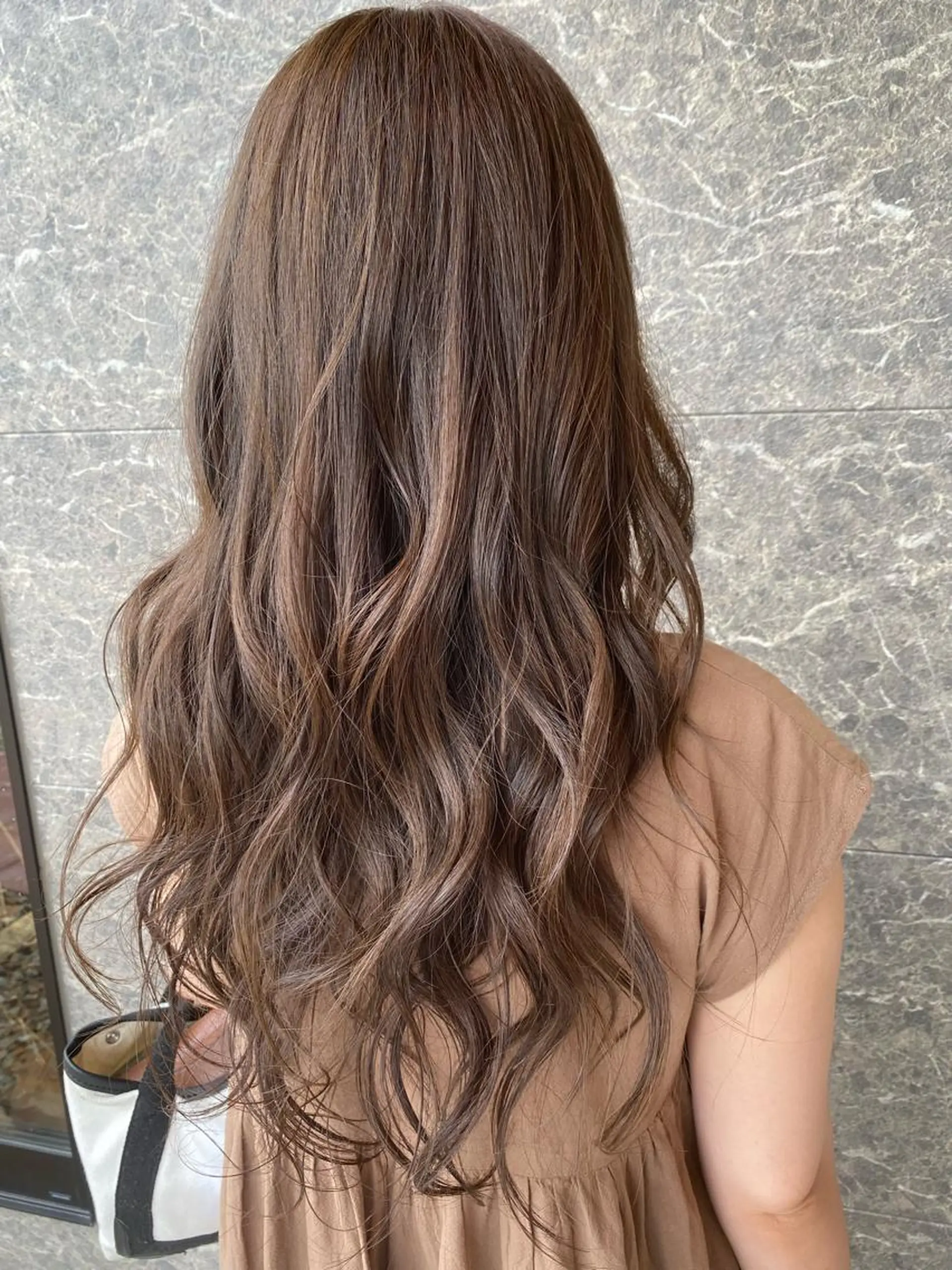 ロング カラー ベージュカラー 小畑 杏実のヘアスタイル