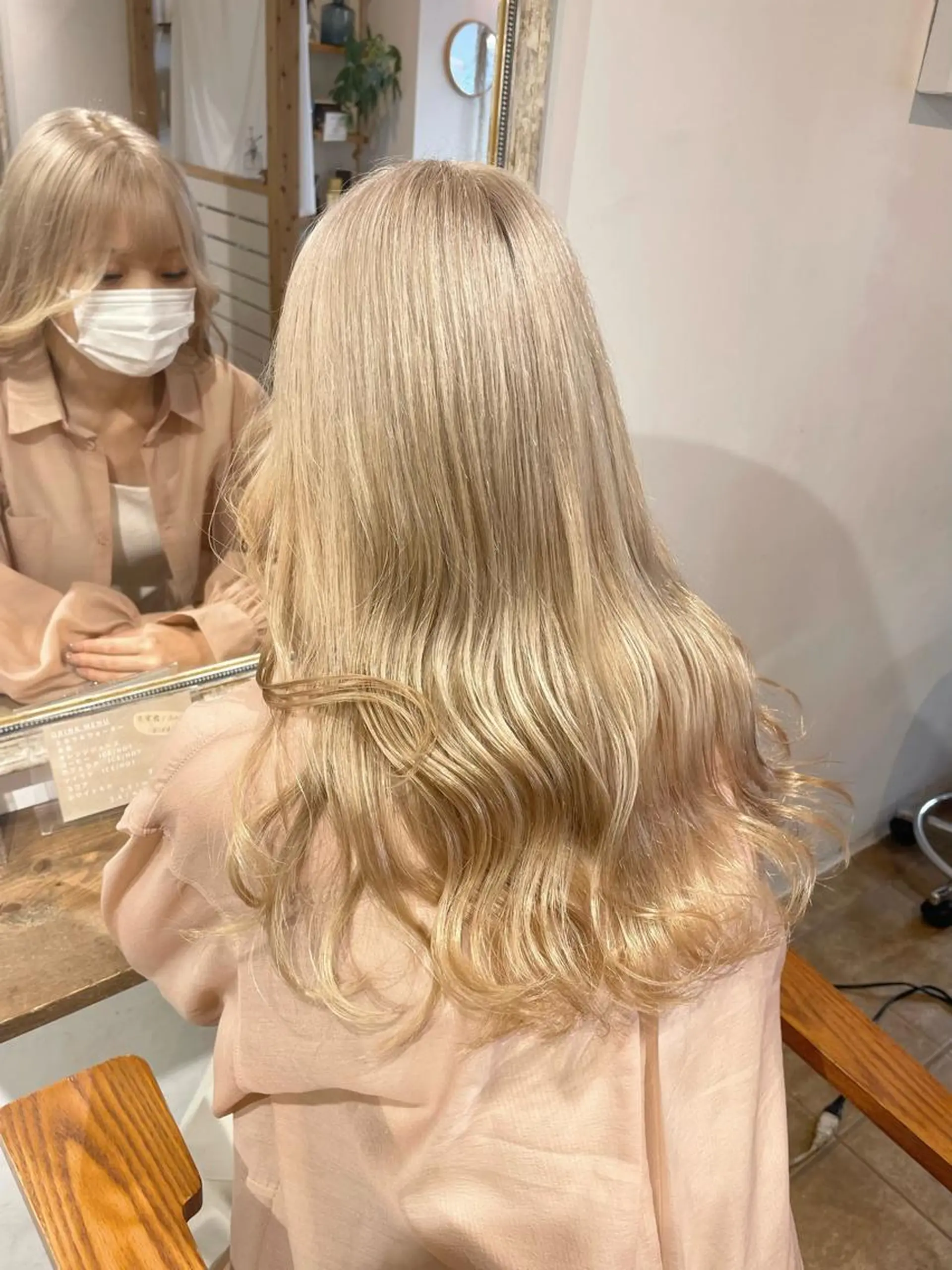 ロング カラー ベージュカラー ブリーチ ホワイトベージュ ヘアカラー トリートメント ヘアアレンジ にいた　かづしげのヘアスタイル