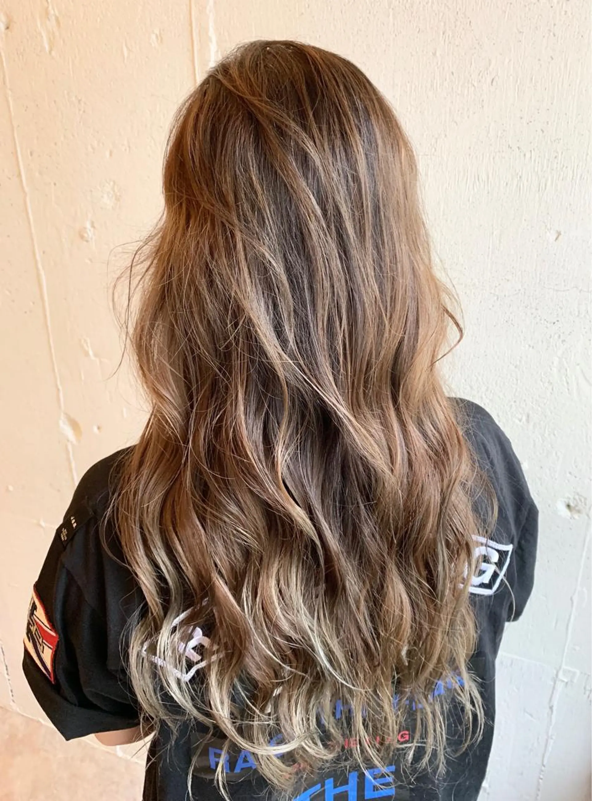 ロング カラー バレイヤージュ ベージュカラー かきあげバング レイヤーカット ヘアカラー 💈平島 拓也💈のヘアスタイル