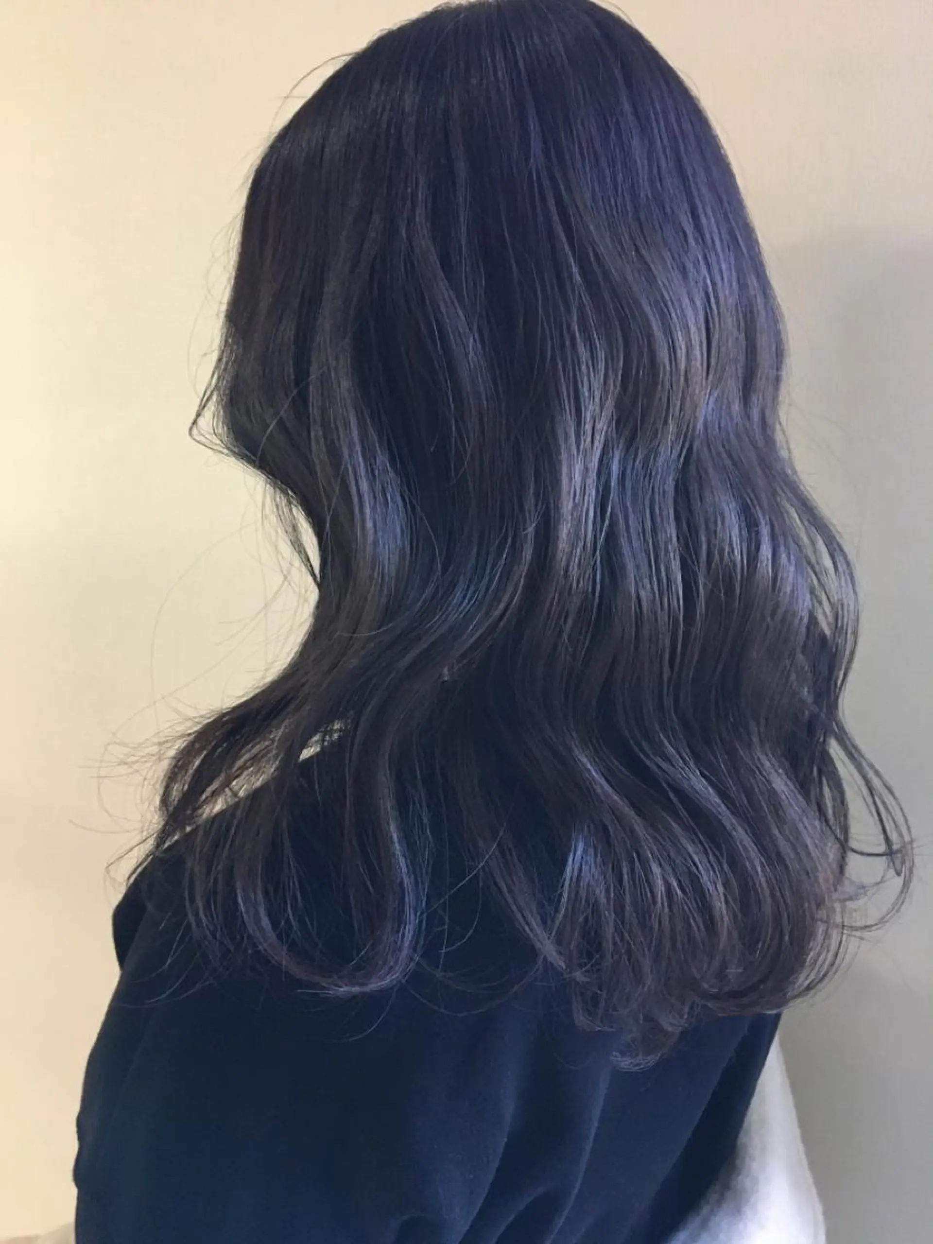 セミロング パープルカラー 三浦 瑠璃のヘアスタイル