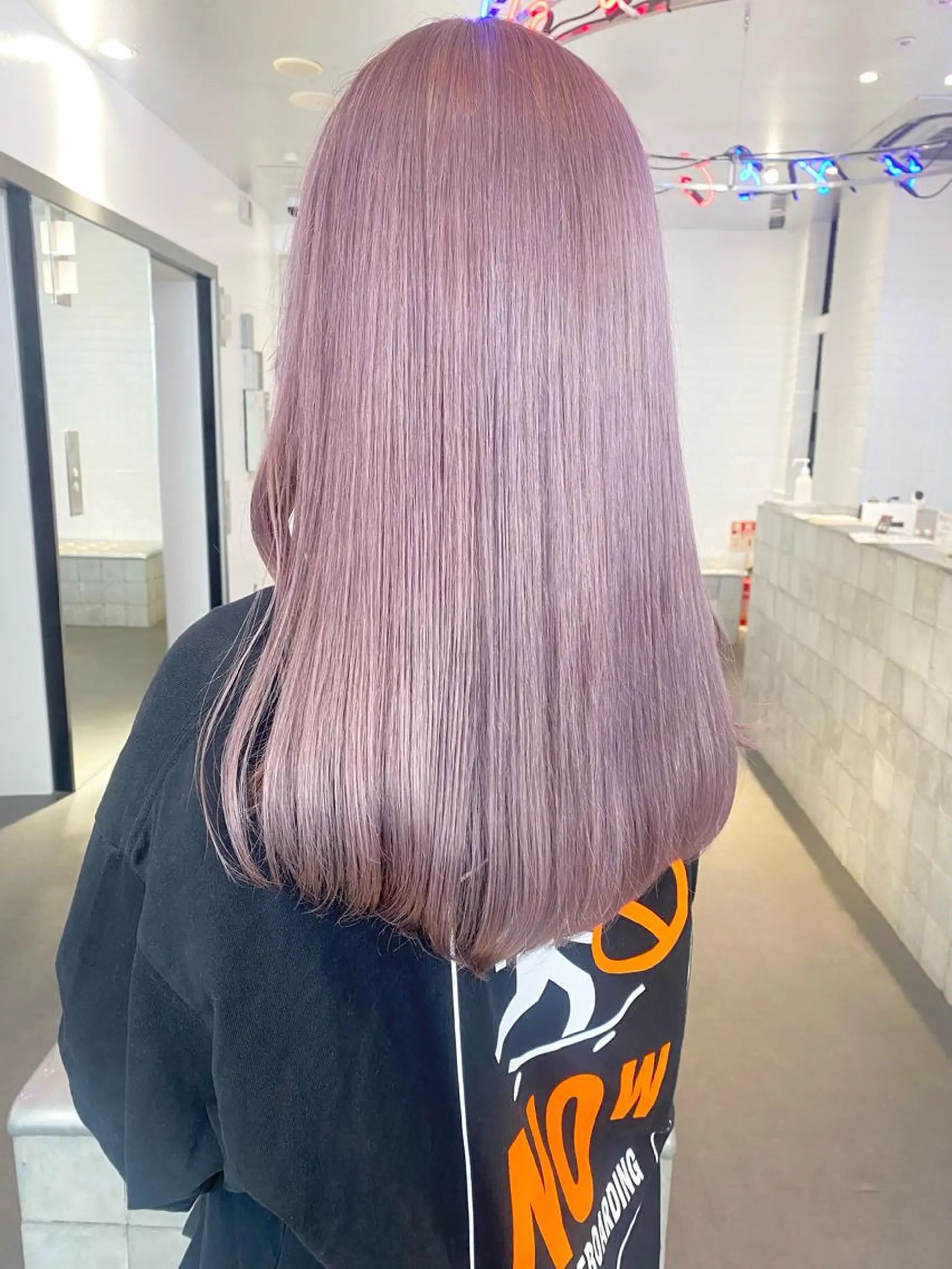 ロング パーマ ネイル ピンクラベンダー ピンク ホワイト ヘアカラー トリートメント 🎨ハイトーン/ 切りっぱなし みつきのヘアスタイル