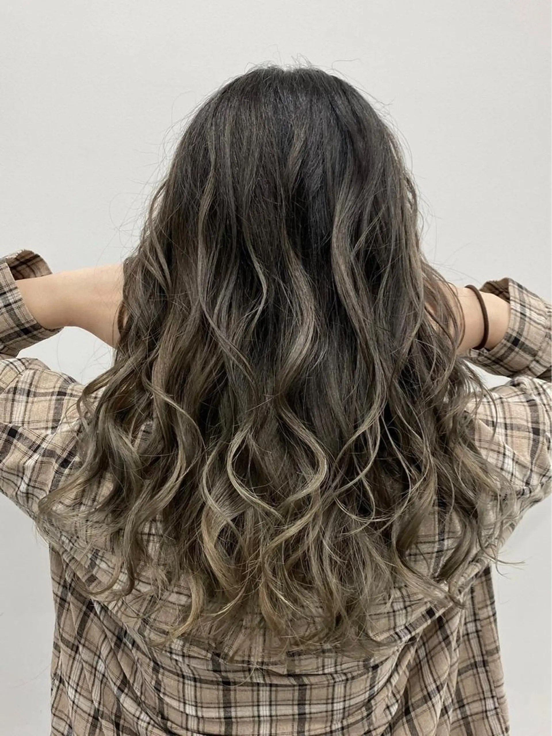 ロング カラー ヘアアレンジ ハイライトカラー シルバー ハイライト 【公式】amble luxe池袋東口♻️のヘアスタイル