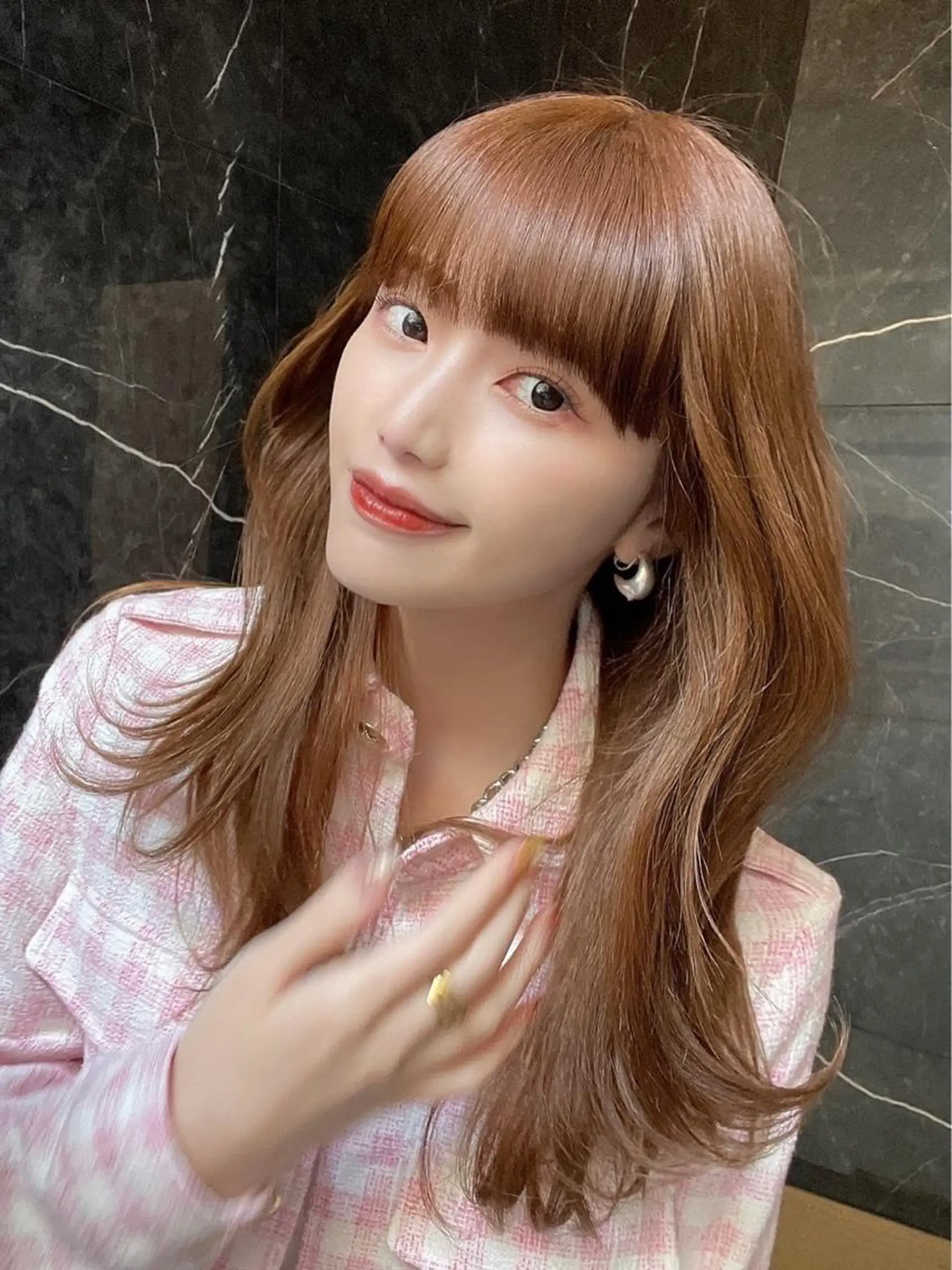 ミディアム くびれヘア かきあげバング 似合わせカット 小顔カット ワンホンヘア カット ヘアカラー トリートメント ボブパーマ ウルフパーマのヘアスタイル