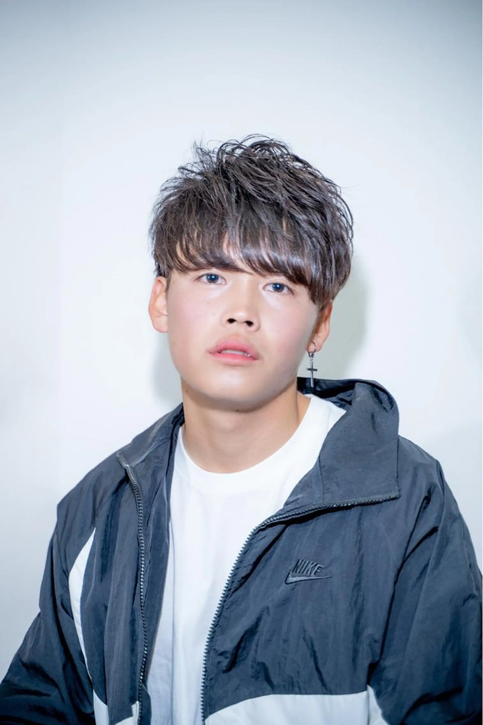 ミディアム メンズ ミディアムパーマ メンズハイライト メンズパーマ ハイライト 田口 慎士のヘアスタイル