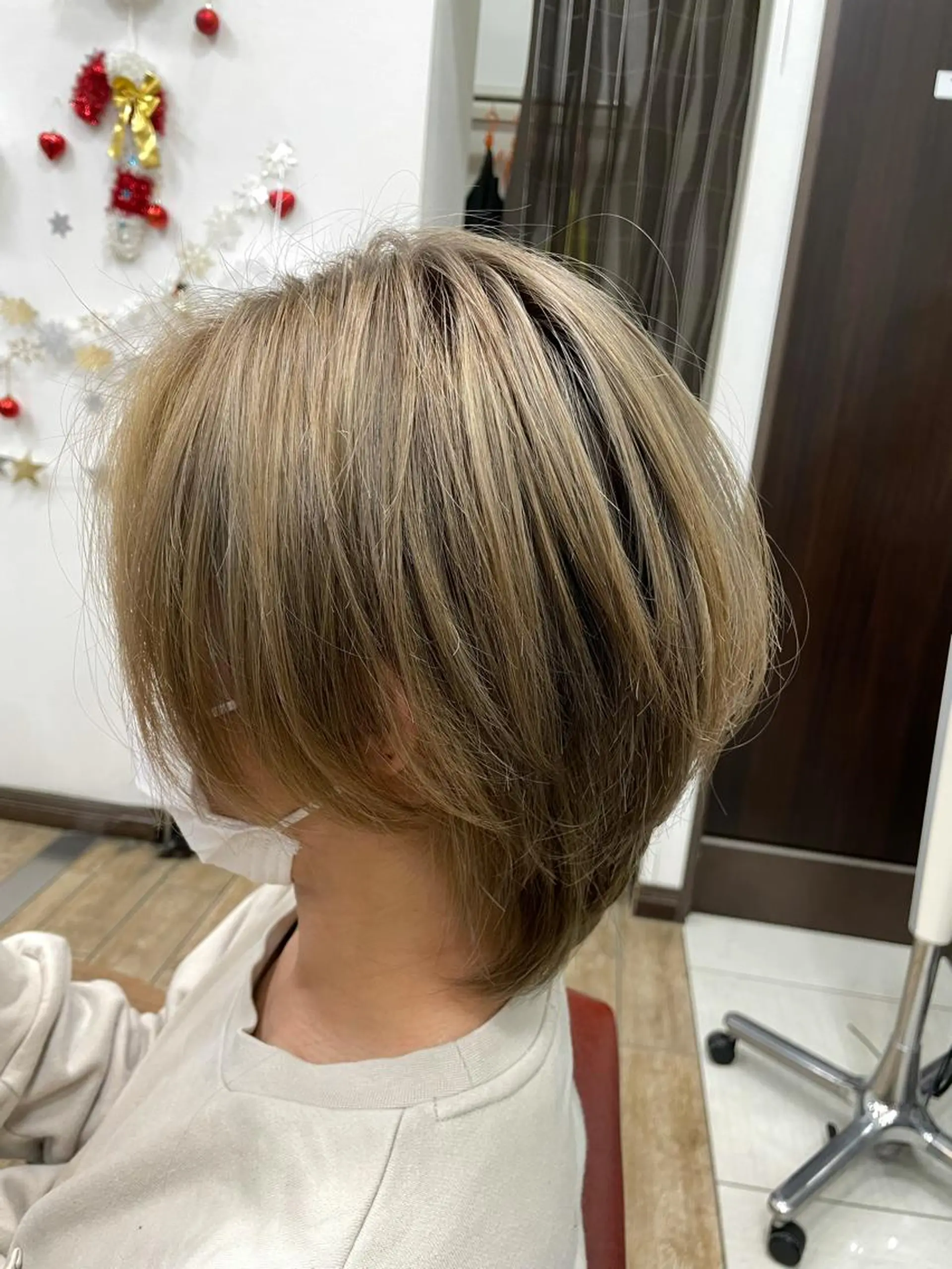 ミディアム カラー メンズ メンズブリーチ アッシュ ブリーチ グレージュ 💫カットパーマ💫 伊原虎太郎のヘアスタイル