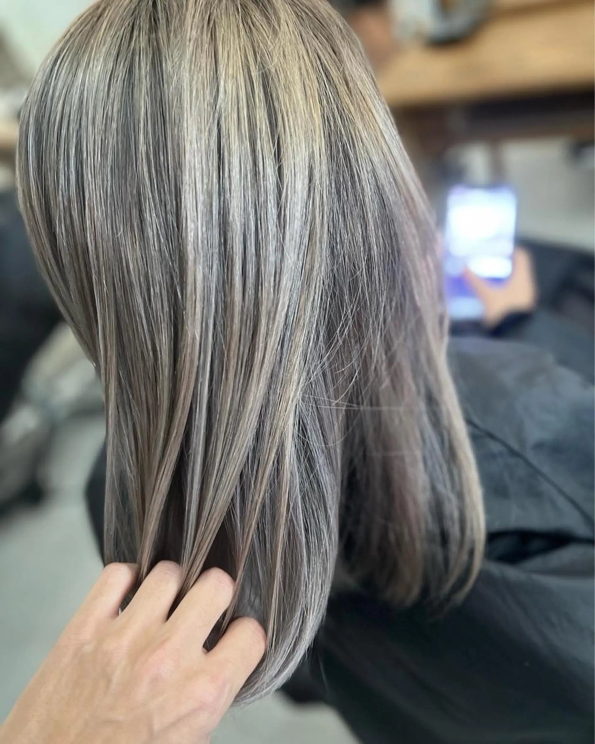 ミディアム カラー バレイヤージュ ブリーチ ケアブリーチ グラデーションカラー シルバー ヘアカラー Style Tのヘアスタイル