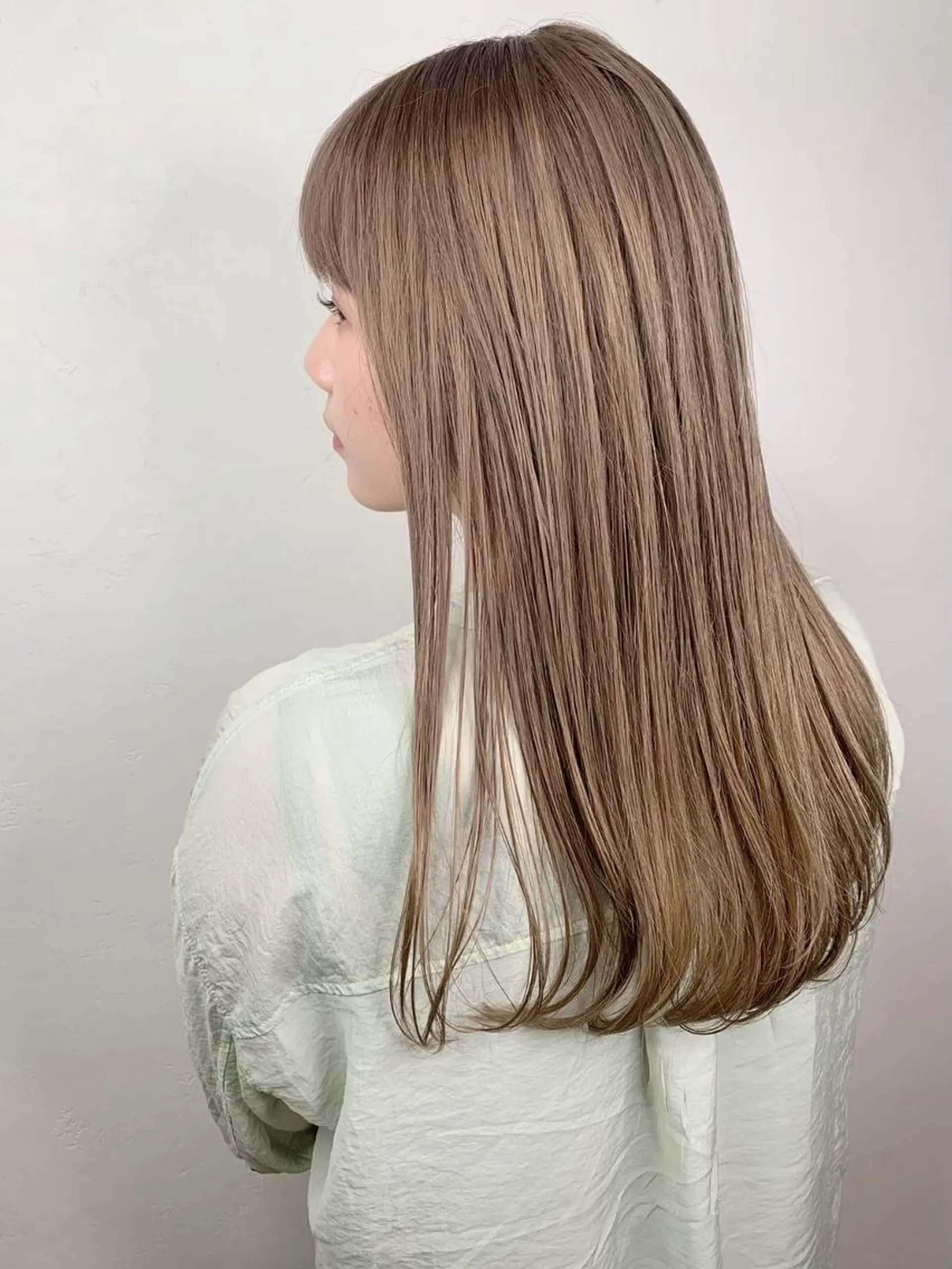 ロング ボブ 斜めバング 外国人風カラー 伸ばしかけ ハイライト トリートメント ＿WHITE鳳店 アンダーバーホワイトのヘアスタイル