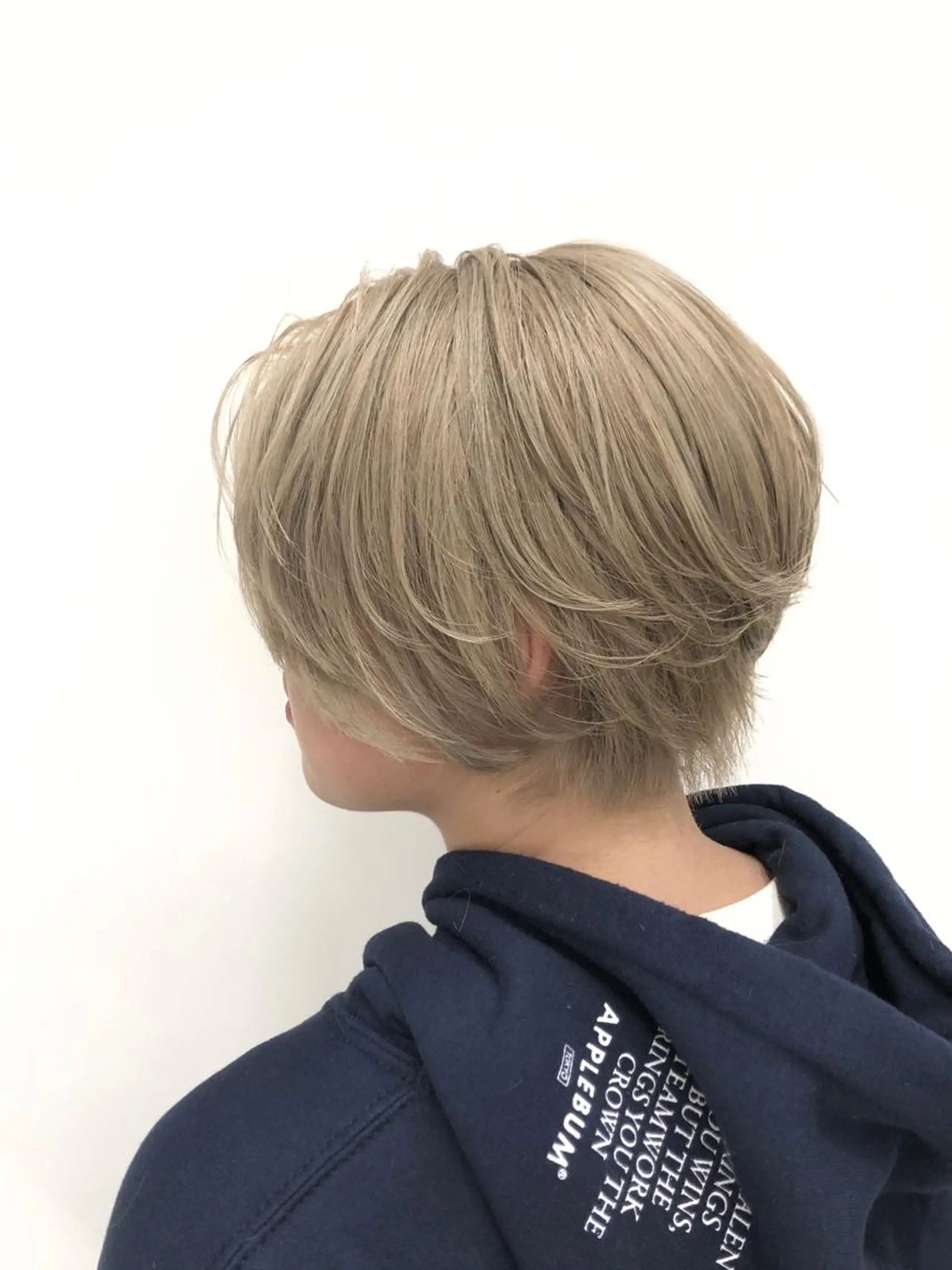 ショート カラー 艶ハイトーンブリーチ 🌈小林侑雅のヘアスタイル