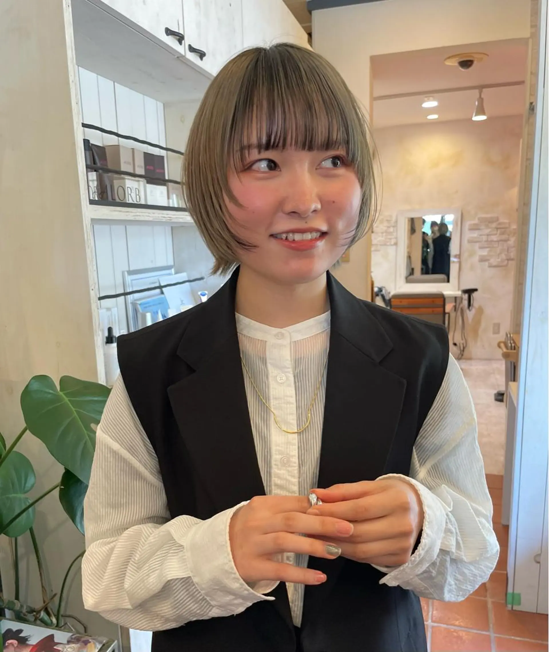 ショート カラー ミストバング デザインカラー  フェイスフレーミング ハイトーンカラー 顔周りカット Lita. hairdesign所属・k a k o ／ボブパーマ🥨のヘアスタイル