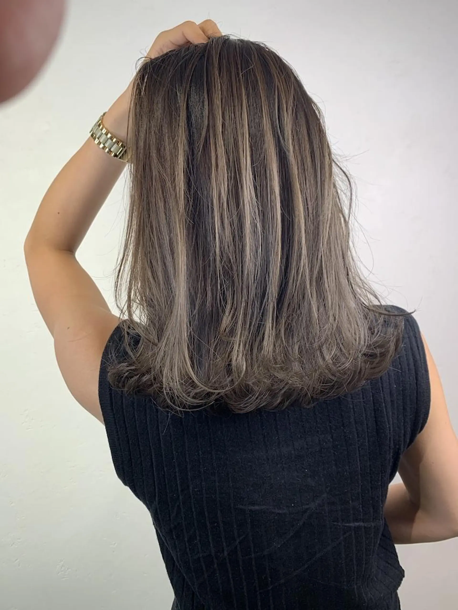ミディアム ボブ 斜めバング 外国人風カラー 伸ばしかけ ハイライト ＿WHITE鳳店 アンダーバーホワイトのヘアスタイル