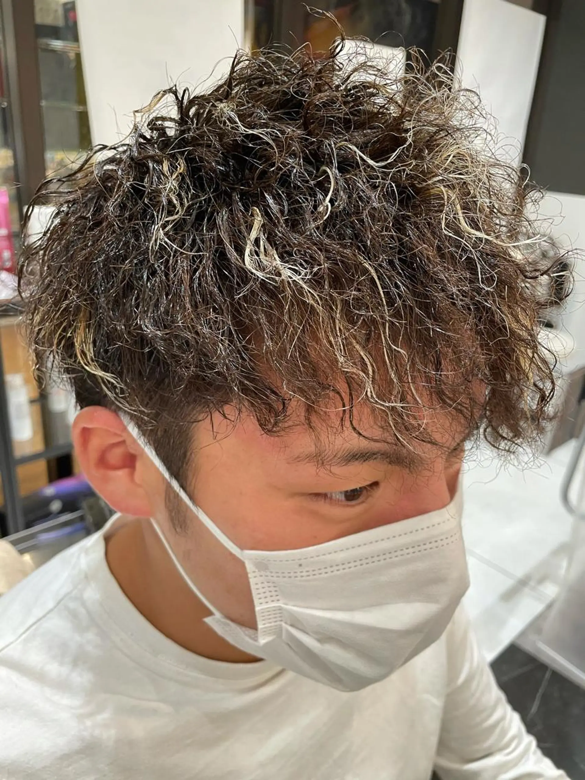 ショート カラー パーマ メンズ メンズハイライト メンズパーマ メンズツイストパーマ ハイライトカラー ハイライト カット ヘアカラー トリートメント メンズヘア特化 崎田 成人のヘアスタイル