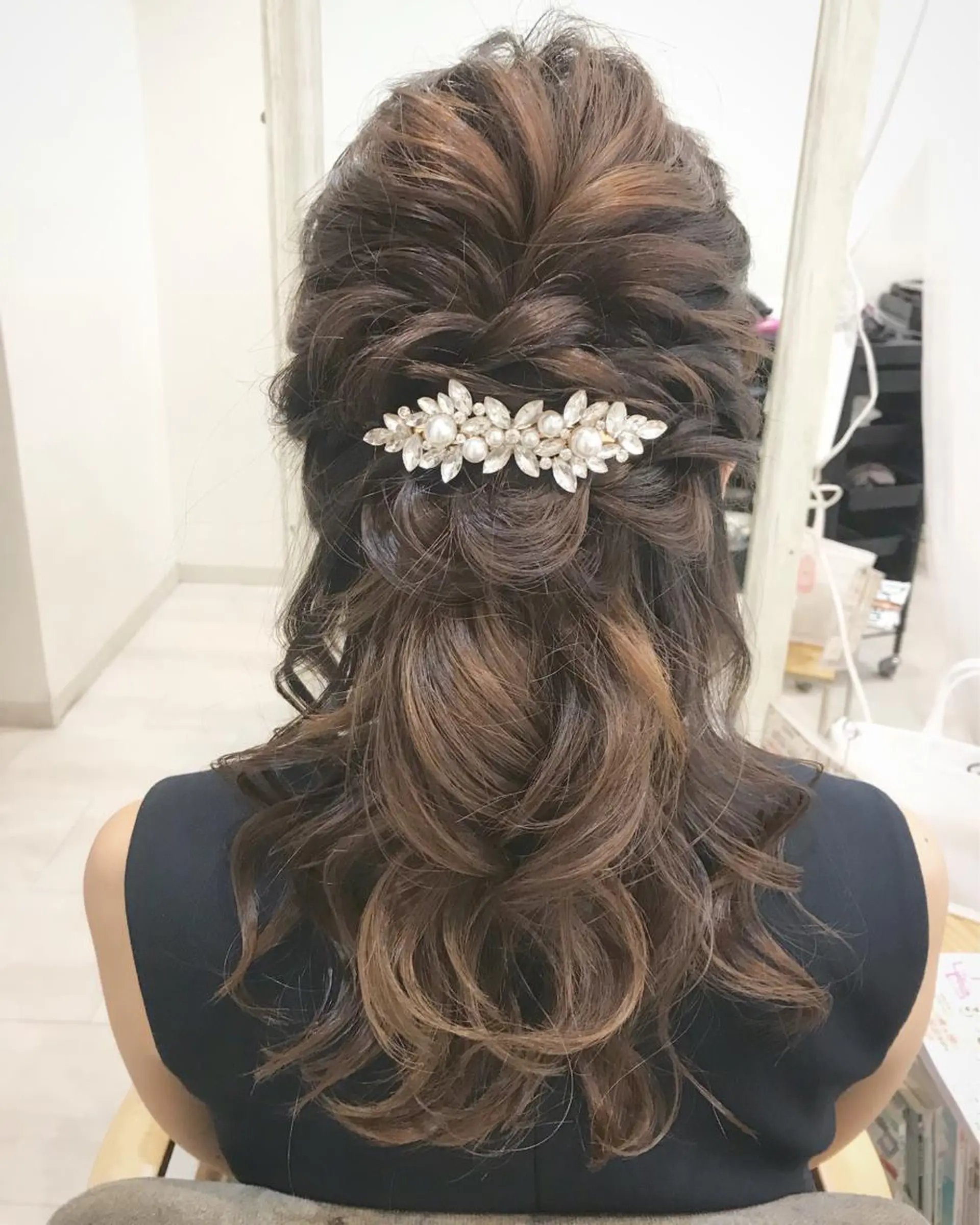 セミロング ヘアアレンジ ハーフアップ 結婚式・ブライダル ALVAREZ BARBER SHOP所属・takebuchi harukaのヘアスタイル