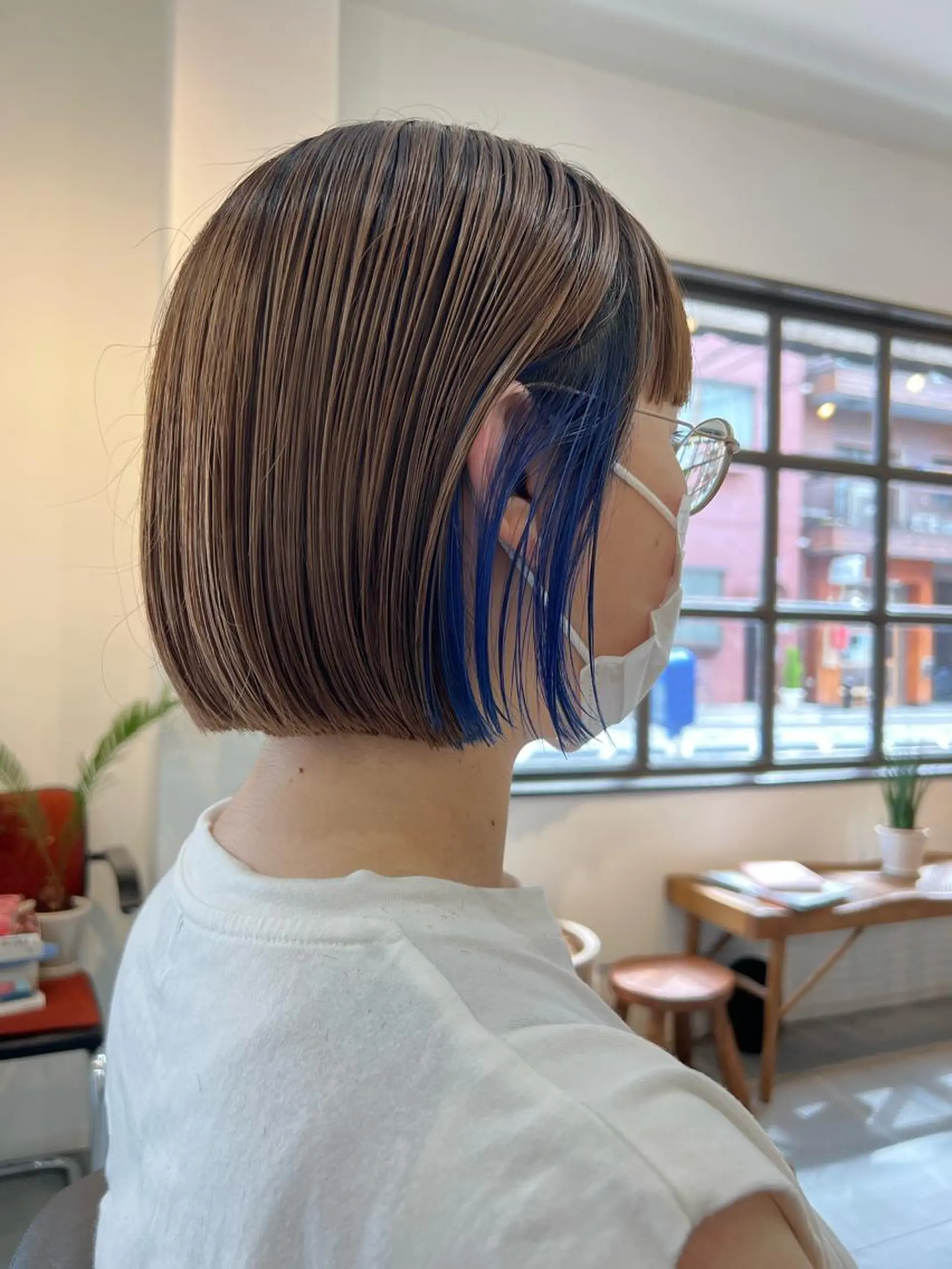 ショート カラー 切りっぱなしボブ ショートボブ ベージュカラー ブリーチ ブルーカラー ヘアカラー トリートメント a moment(モーメント)所属・蔵前 デザインカット KOBAYASHIのヘアスタイル