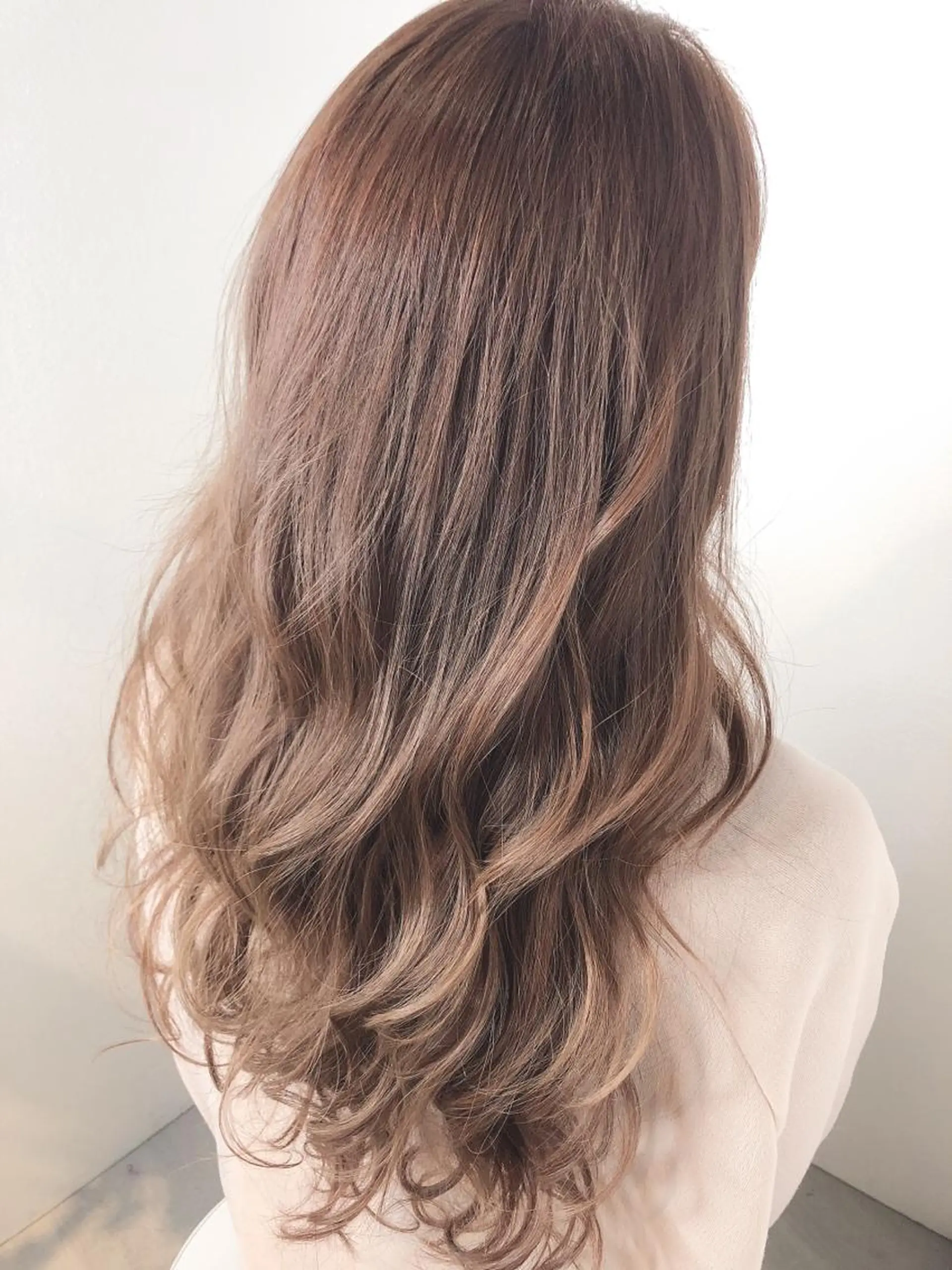 ロング カラー ベージュカラー ハイライトカラー ミルクティーベージュ ハイライト カット パーマ トリートメント 田中 アキオのヘアスタイル