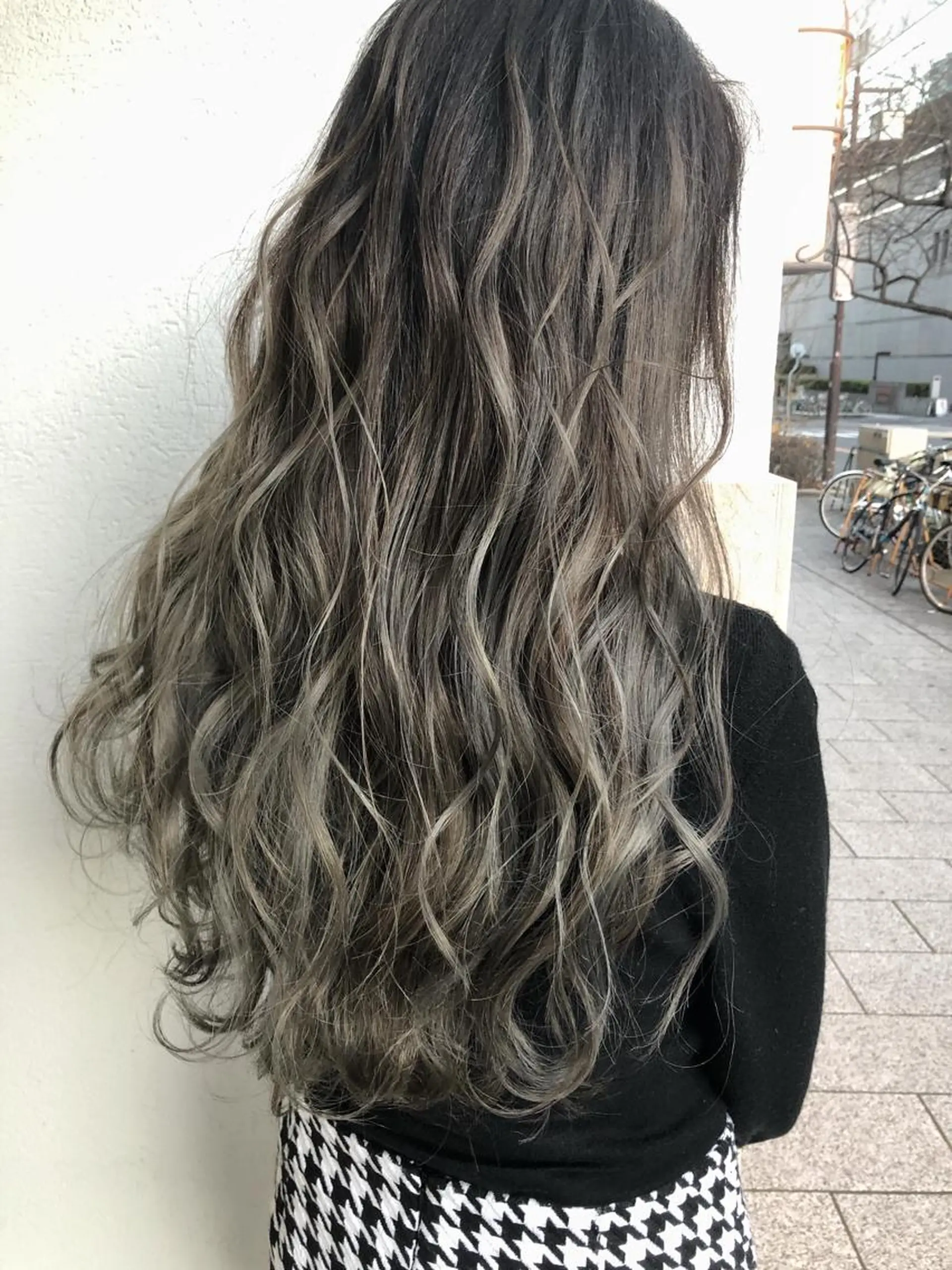 ロング カラー バレイヤージュ レイヤーカット ヘアカラー トリートメント 服部 樹季のヘアスタイル