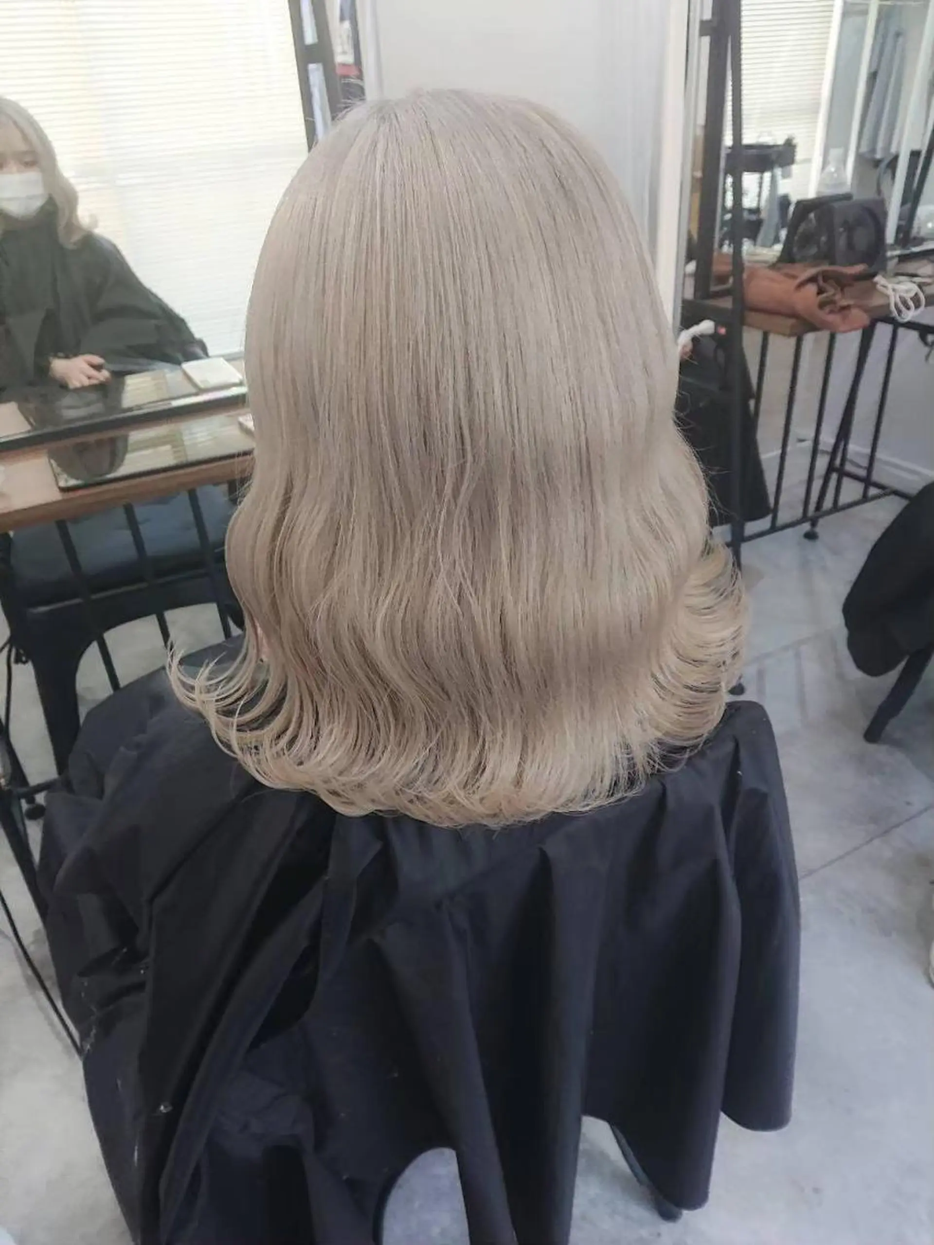 ミディアム カラー パーマ ヘアアレンジ マツエク・マツパ ネイル アイブロウ ショートボブ ミディアムパーマ バレイヤージュ ブリーチ ケアブリーチ カラー特化サロン大阪 ルービック江坂/新城のヘアスタイル