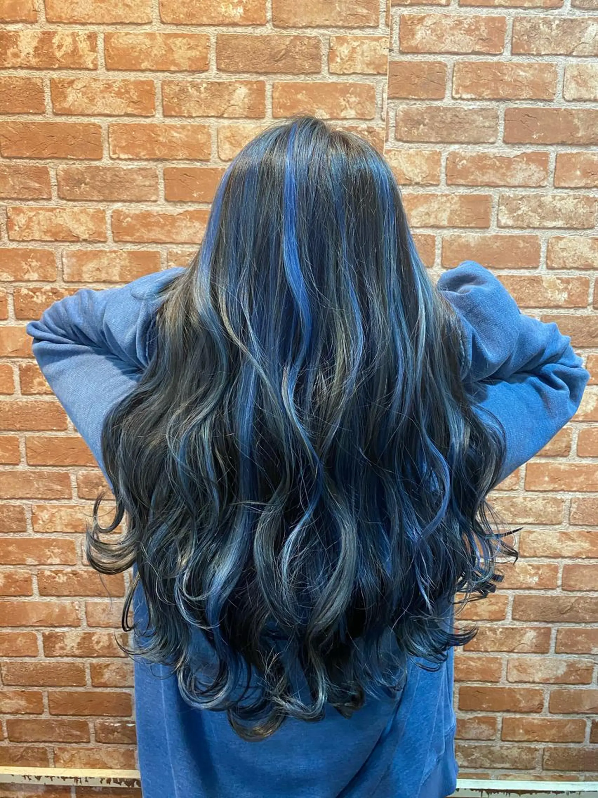 セミロング カラー ハイライトカラー イルミナカラー ネイビーカラー ハイライト LOHAS 関根真由美のヘアスタイル