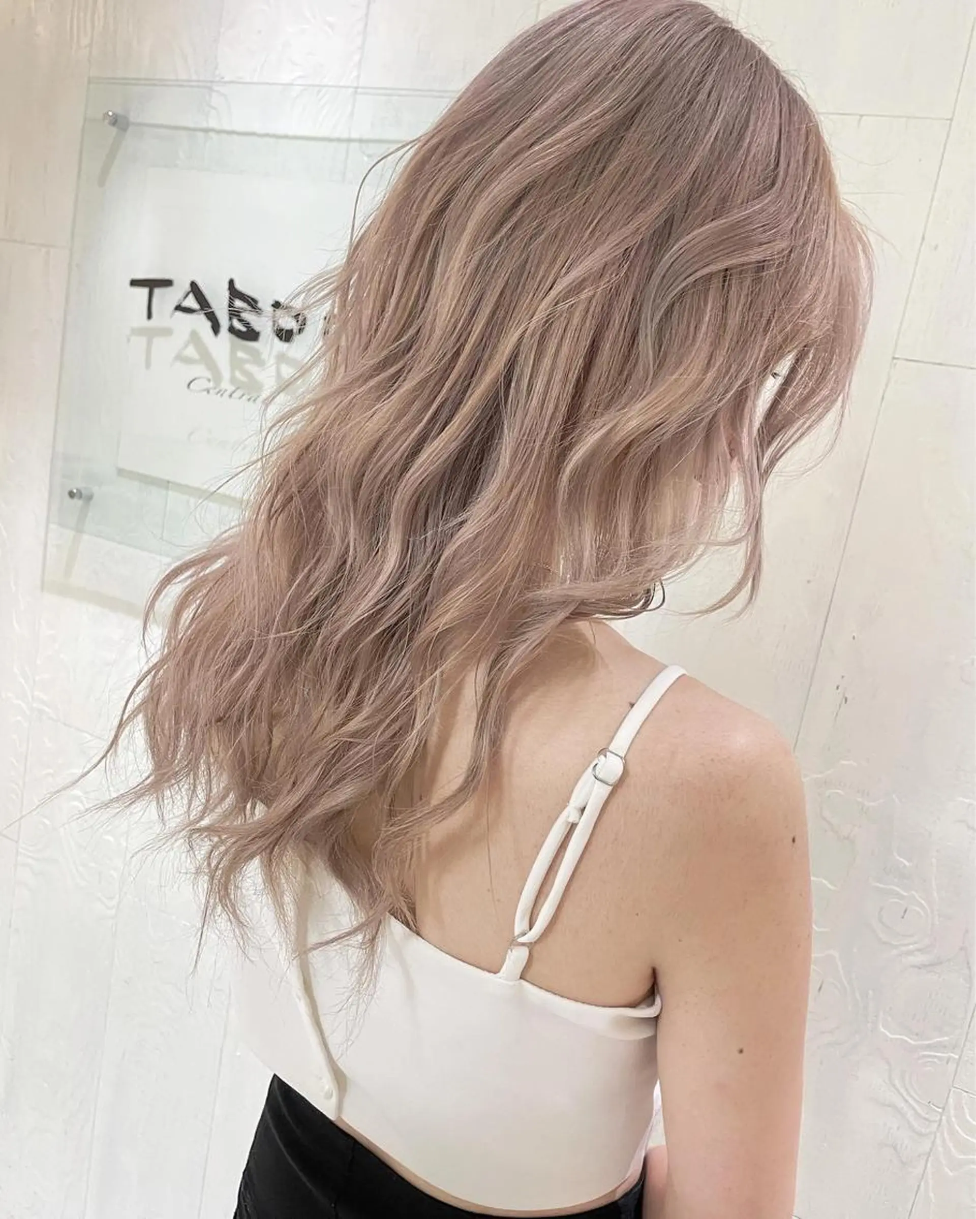 セミロング カラー アッシュ ベージュカラー ブリーチ ハイトーンカラー ホワイトベージュ ヘアカラー トリートメント 河合秀明/ハイライト /インナーカラーのヘアスタイル
