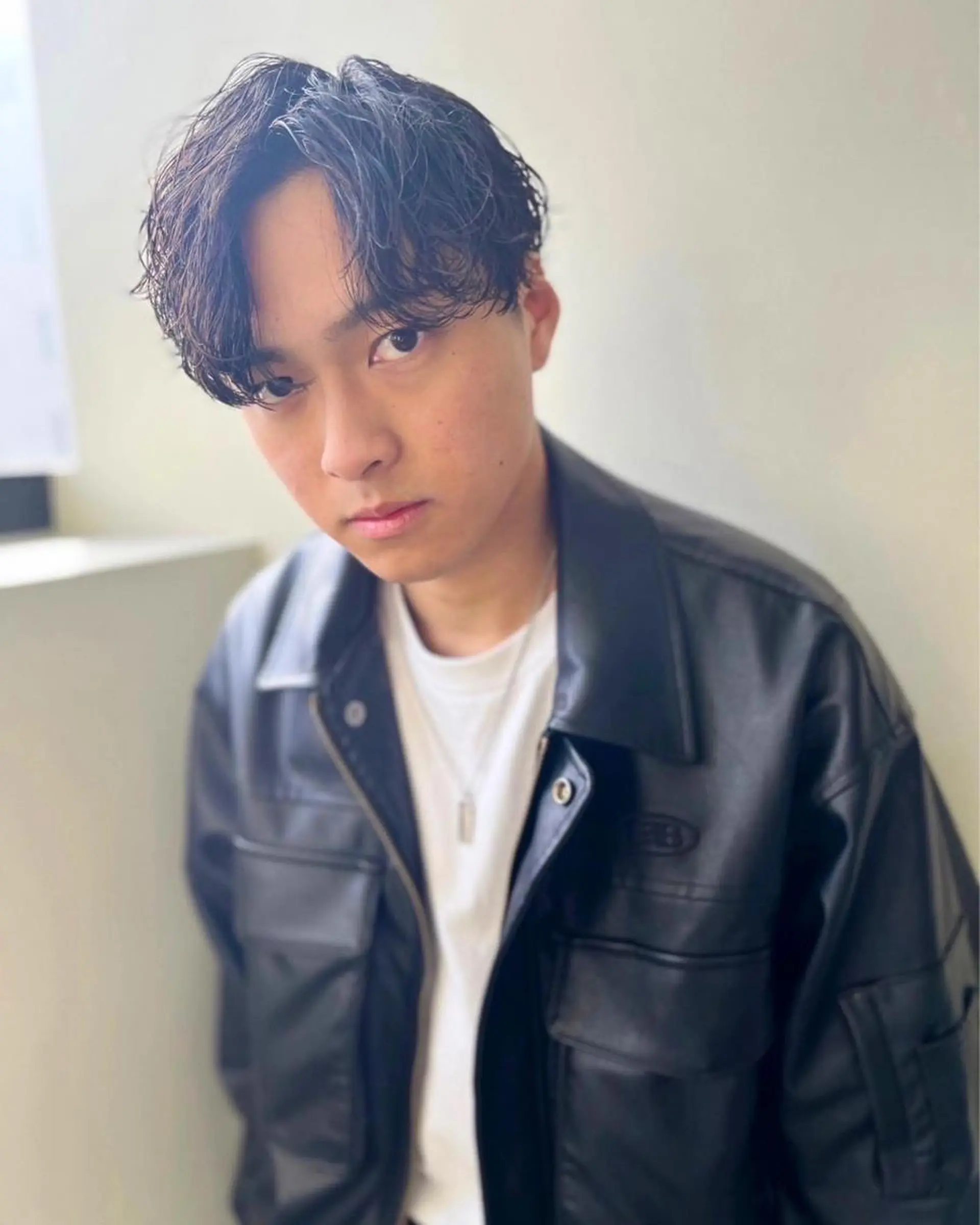 ミディアム パーマ メンズ ミディアムパーマ メンズブリーチ コンマヘア フェードカット メンズハイライト 🔹YUTA🔹 メンズパーマのヘアスタイル