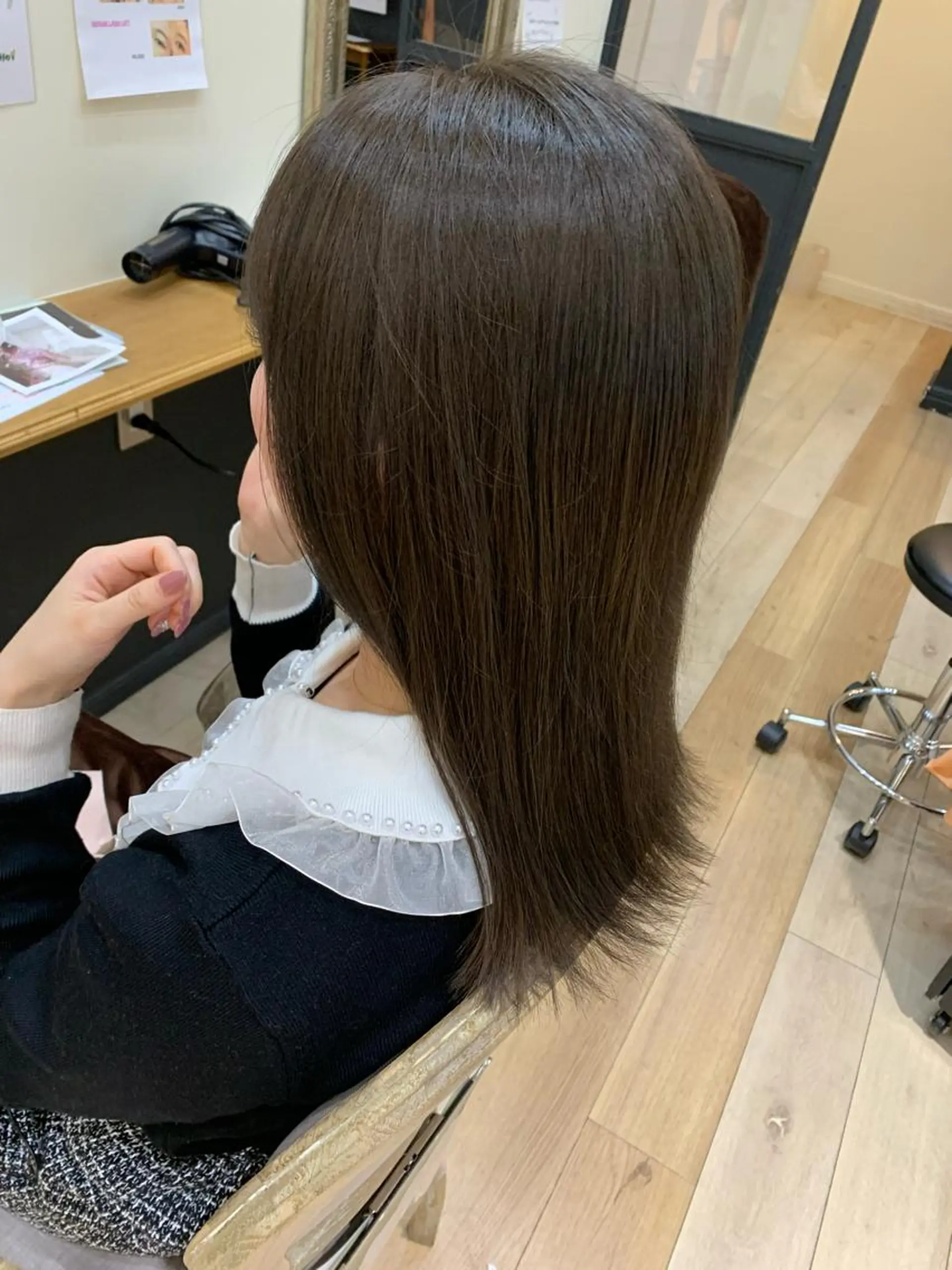 ミディアム カラー アッシュ アッシュグレー アッシュグレージュ グレージュ ヘアカラー トリートメント 上田 紗也のヘアスタイル