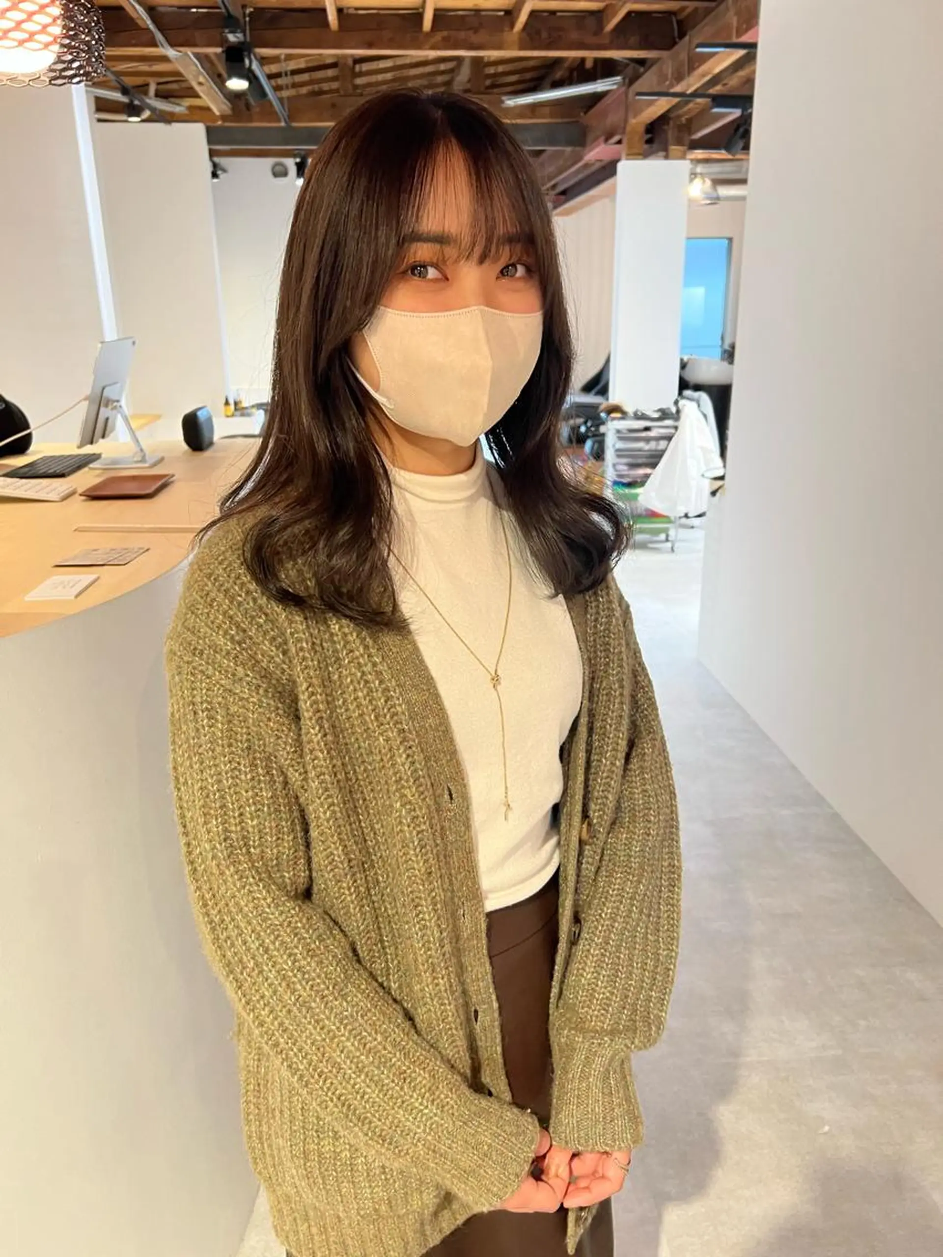 ミディアム カラー グレージュ オリーブグレージュ オリーブグレー io濱川 遥のヘアスタイル
