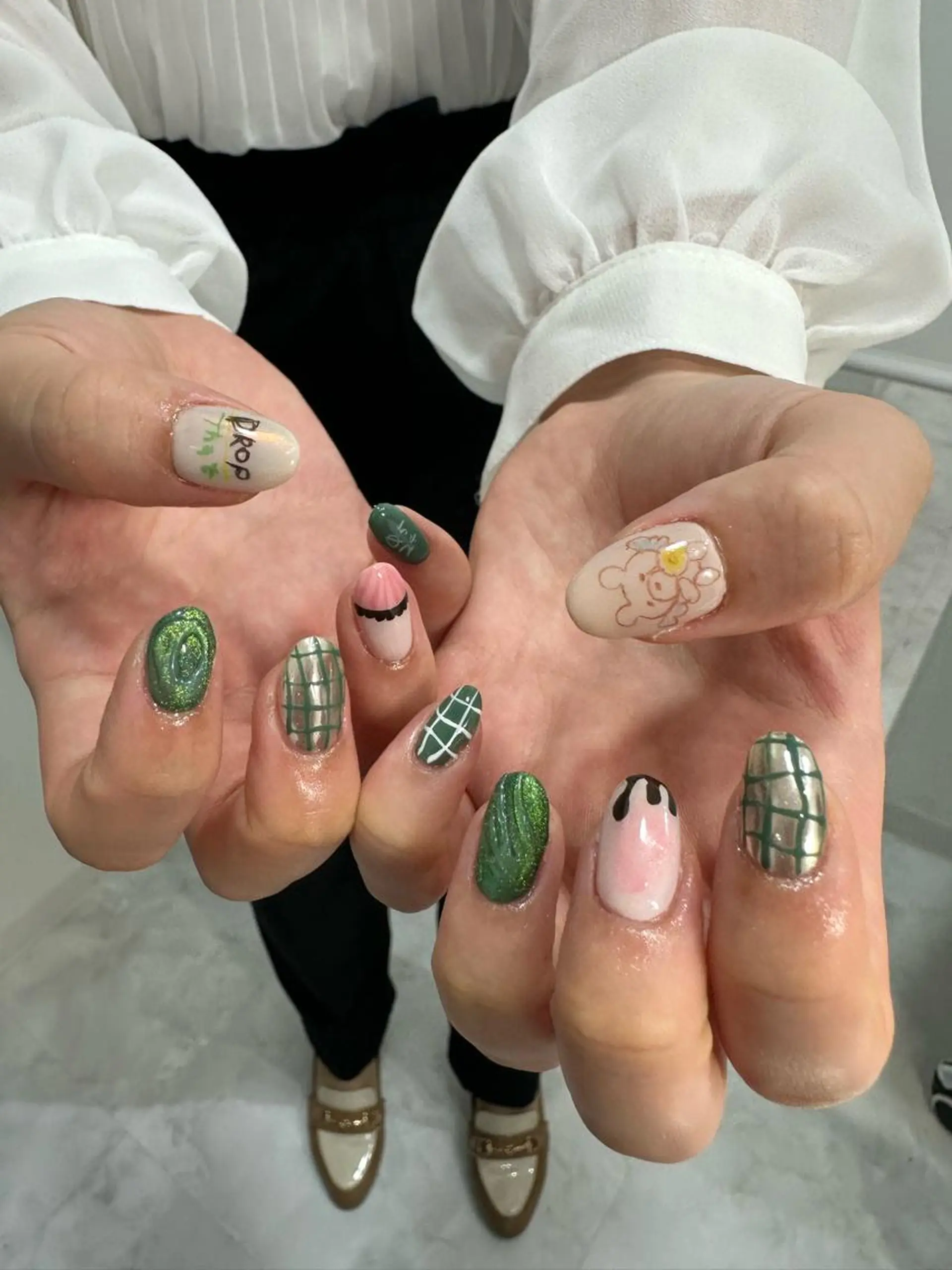ネイル ハンドネイル フットネイル 個性派ネイル 🌼 ハルカ ♡の眉毛・アイブロウイメージ