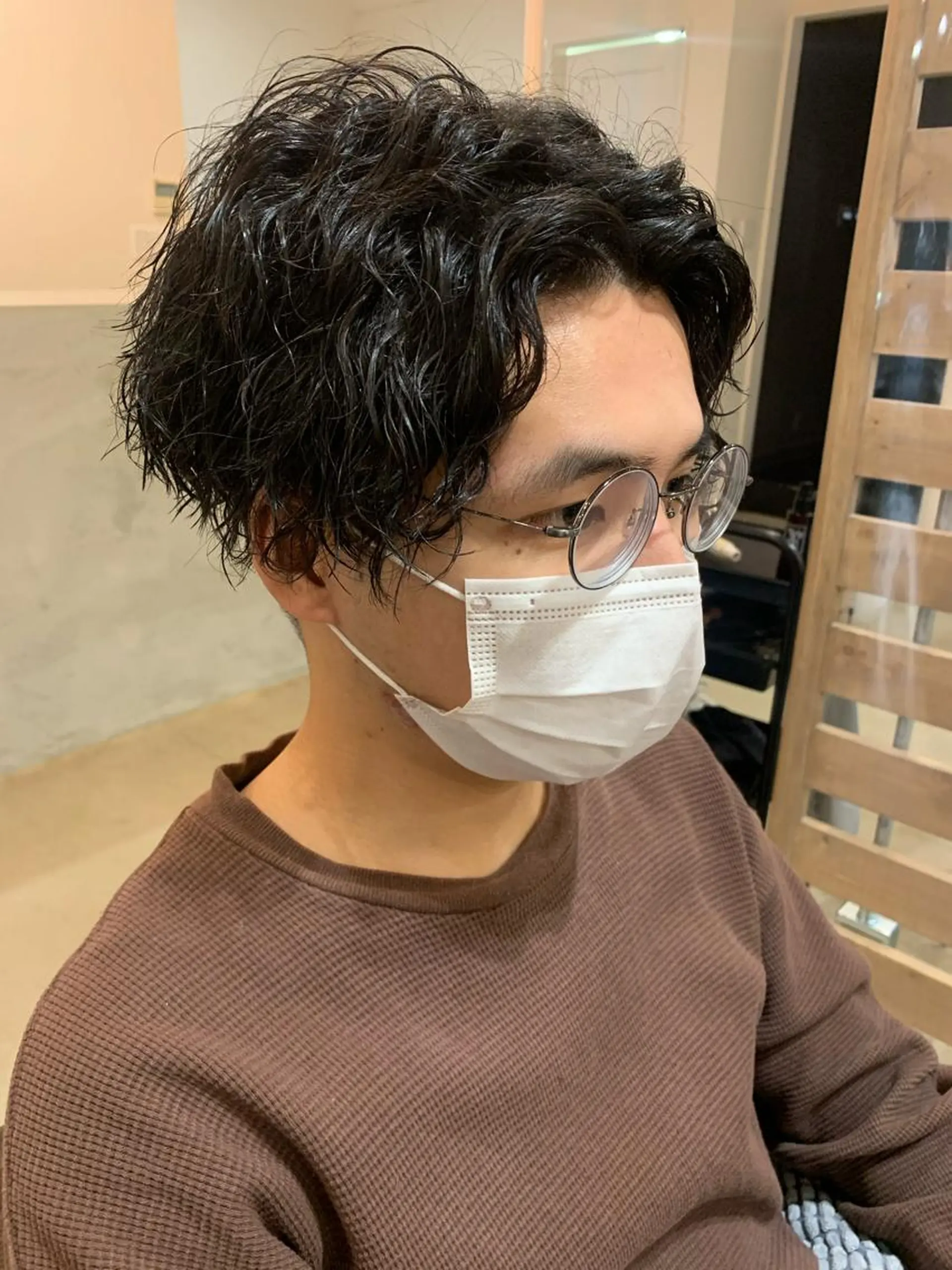 ミディアム パーマ メンズ ミディアムパーマ センターパート メンズパーマ 眉毛ワックス konomiの眉毛・アイブロウイメージ