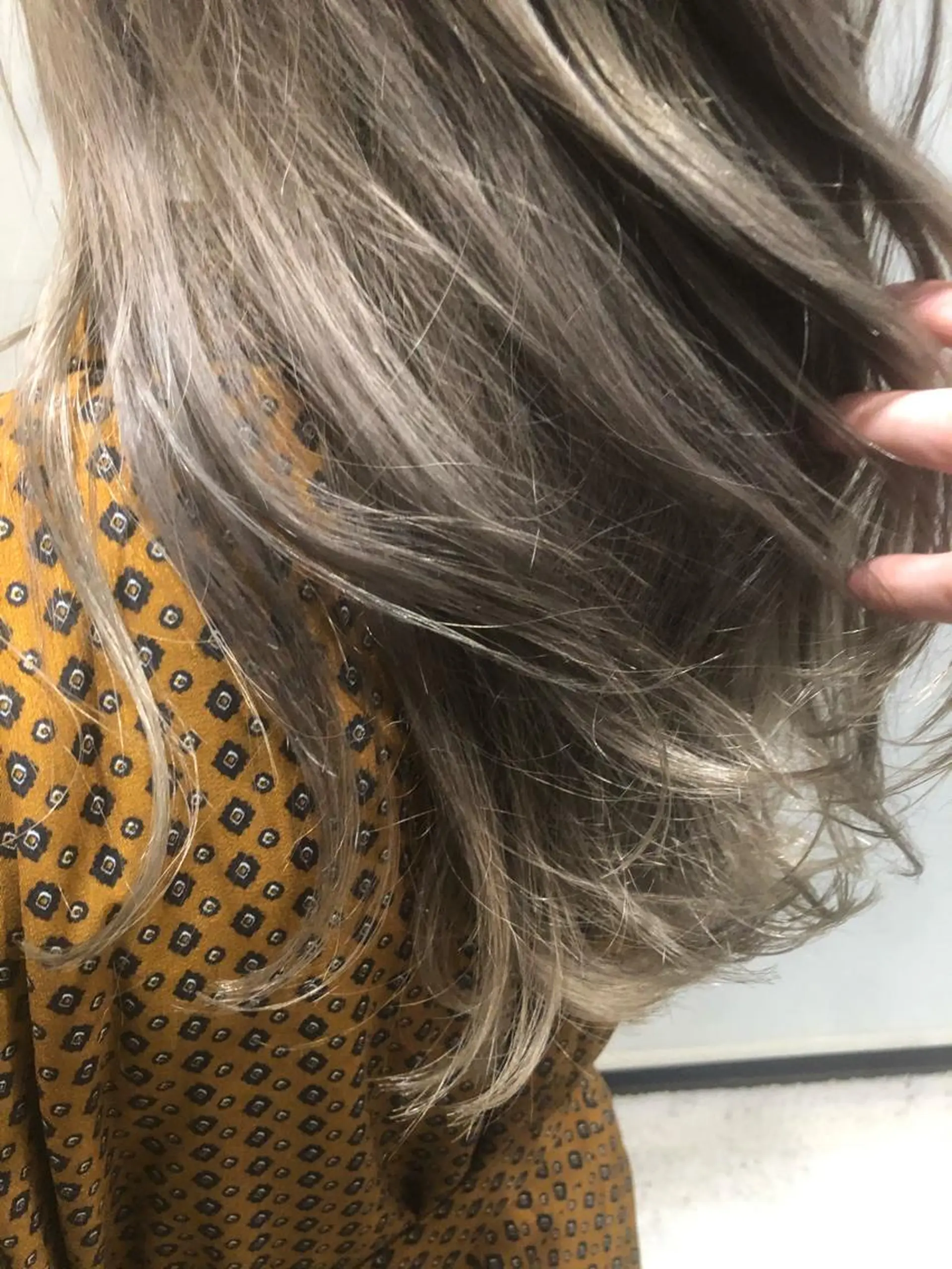 ロング カラー ブリーチ ワタナベ テルマサのヘアスタイル