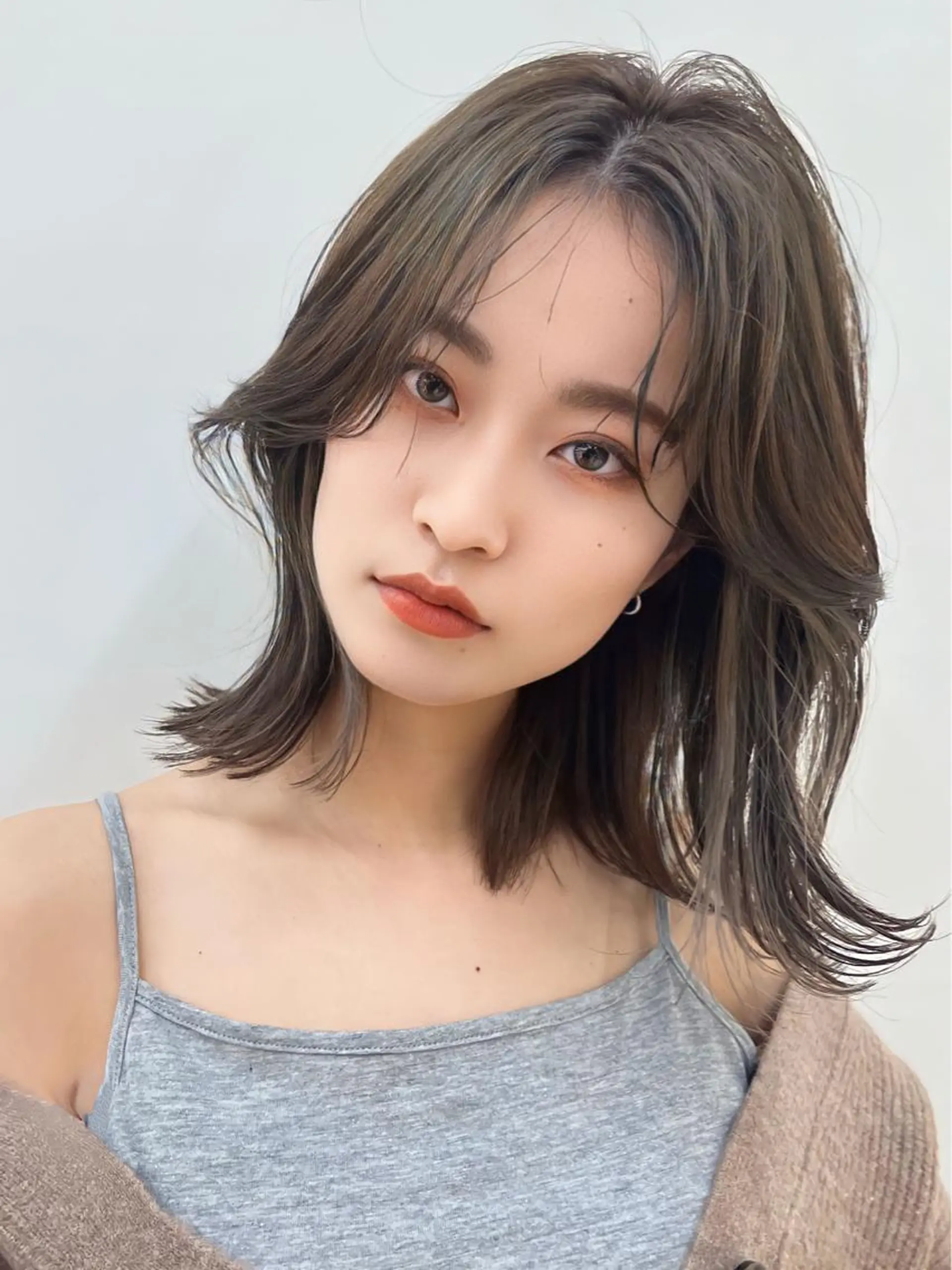 ミディアム カラー 切りっぱなしボブ ミストバング ブリーチ グレージュ ハイトーンカラー ヘアカラー トリートメント ニュアンスレイヤー ハイトーンカラーのヘアスタイル