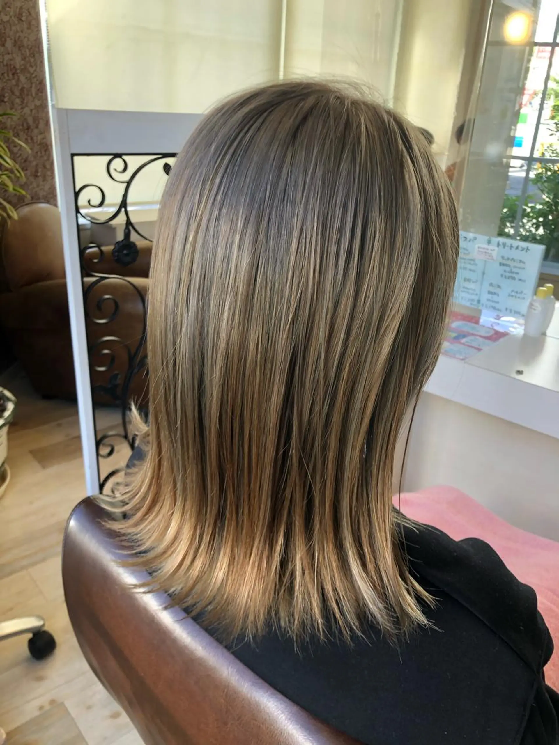 セミロング カラー ベージュカラー ハイトーンカラー ハイトーンベージュ Crén by marie 真嘉比店所属・東恩納 誠のヘアスタイル