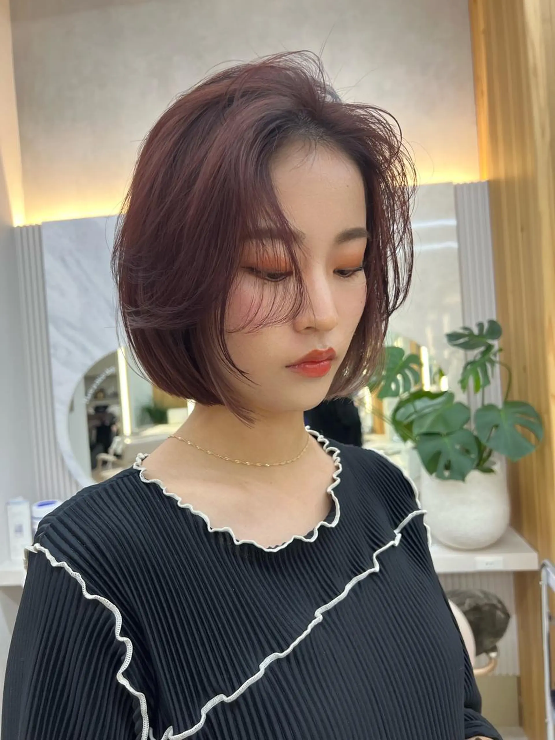 ショート カラー ミストバング 透明感カラー グレージュ ボブ くびれヘア カット ヘアカラー トリートメント ニュアンスレイヤー ハイトーンカラーのヘアスタイル