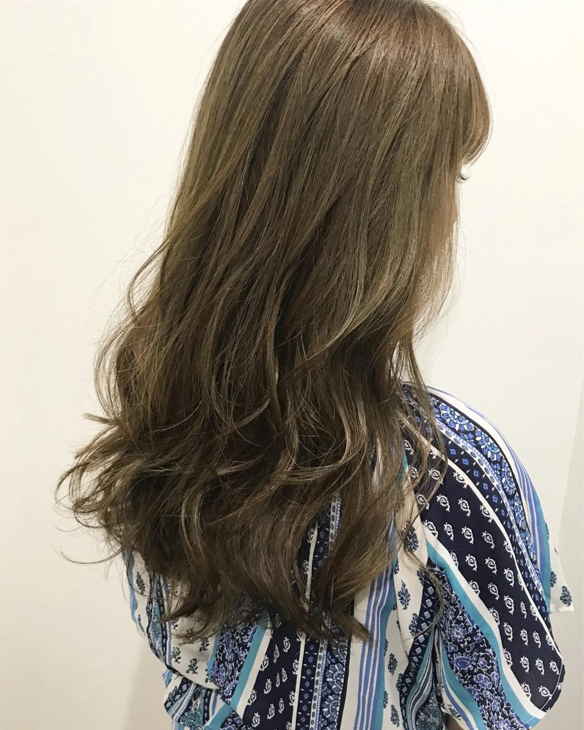 ロング カラー ベージュカラー Heart's所属・若杉 諒のヘアスタイル