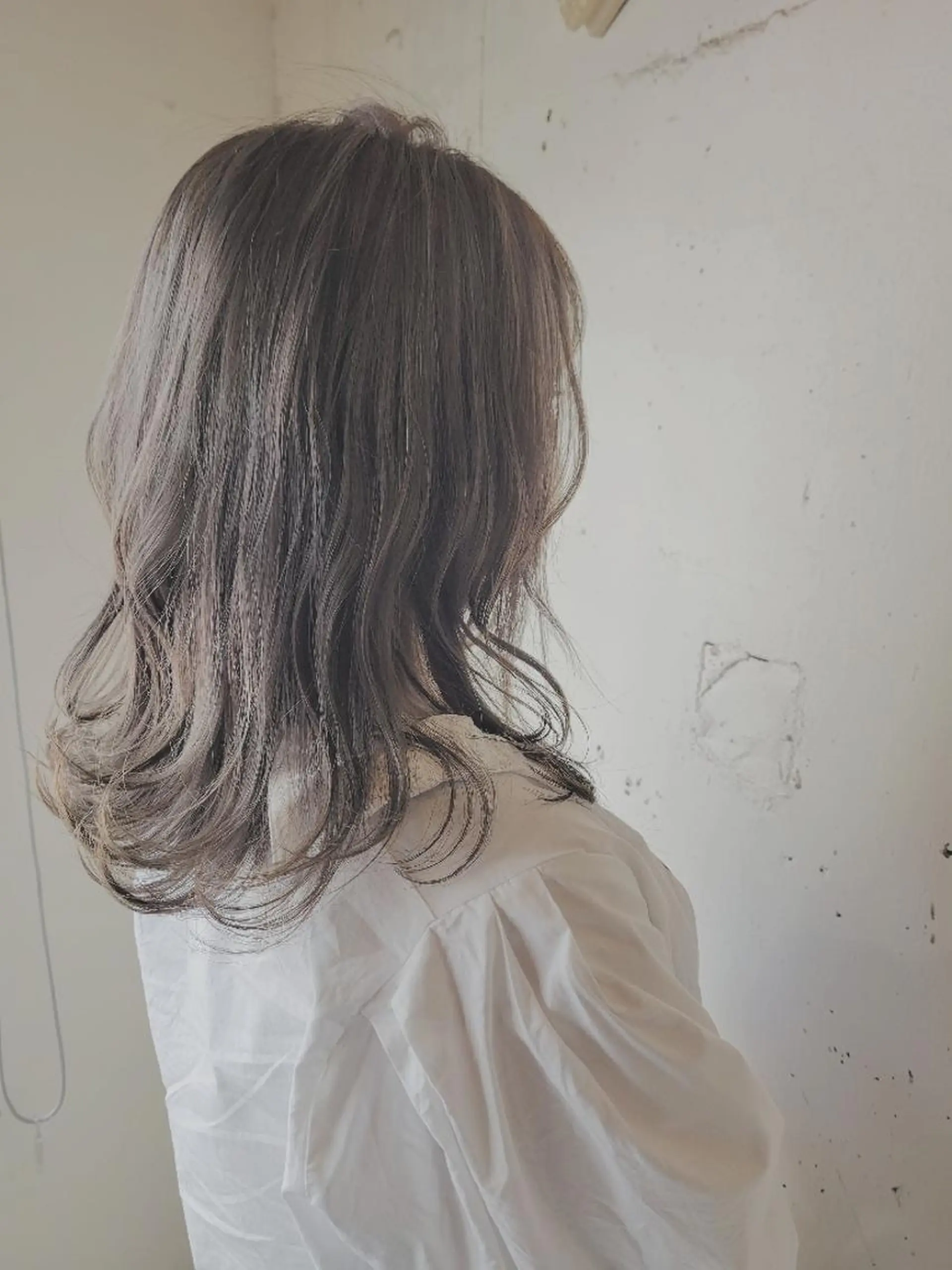 ロング カラー ブリーチ ケアブリーチ グレージュ ヘアカラー 尾野 恭平のヘアスタイル