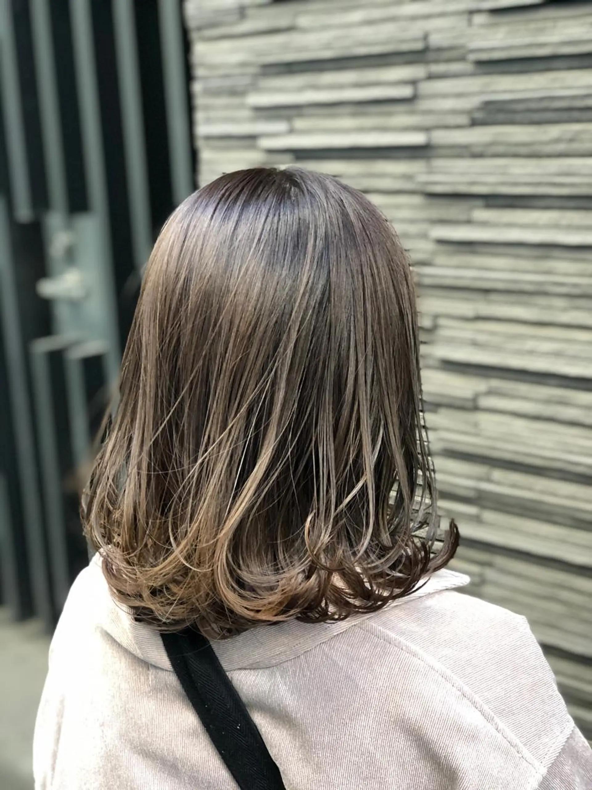 ミディアム カラー グレージュ ハイライトカラー ハイライト 本物のブリーチ縮毛 /デサキショウヘイのヘアスタイル