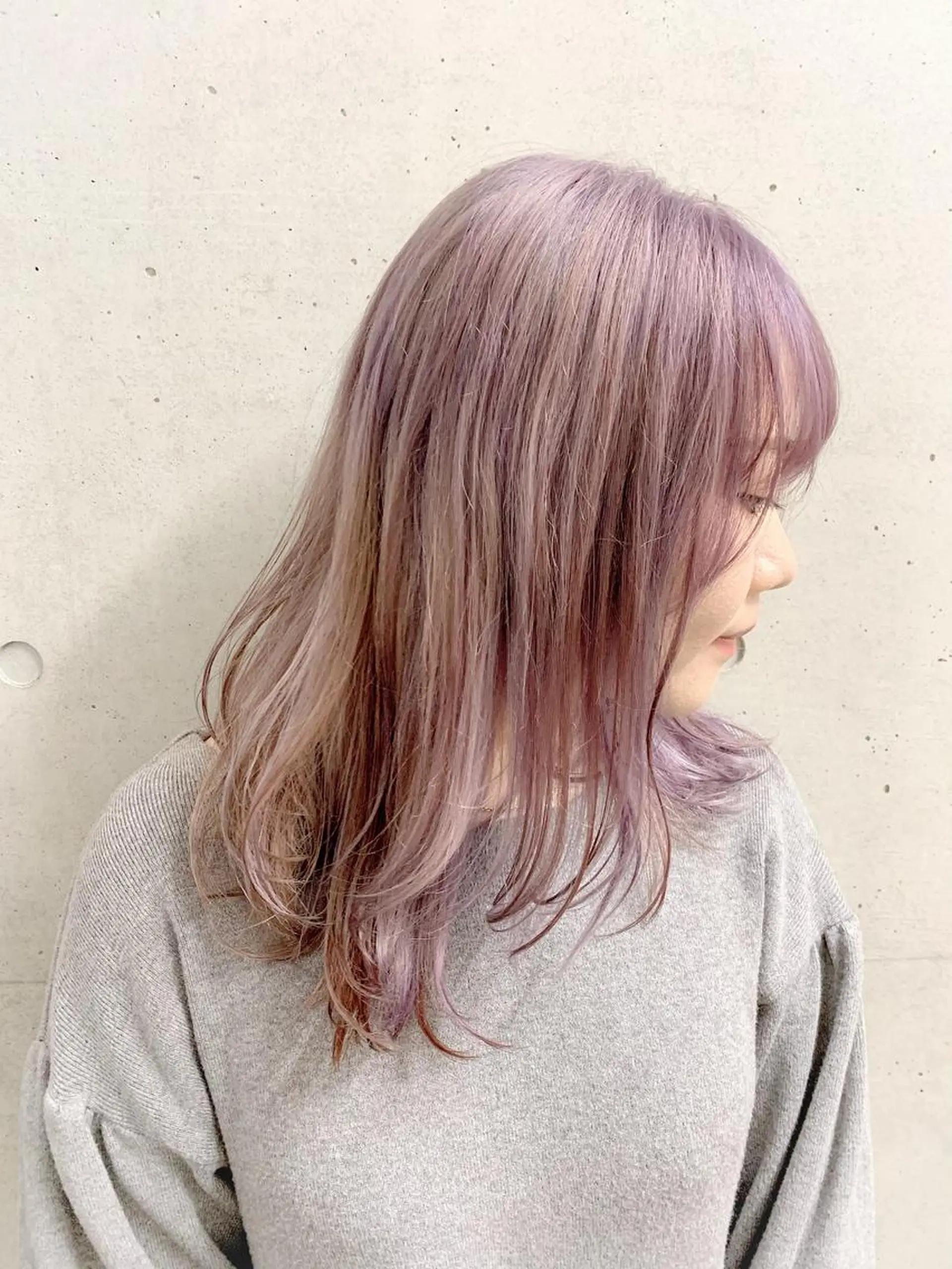セミロング カラー ベージュカラー ハイトーンカラー ラベンダーカラー ラベンダーベージュ EMANON天神所属・Hitomi Ezakiのヘアスタイル