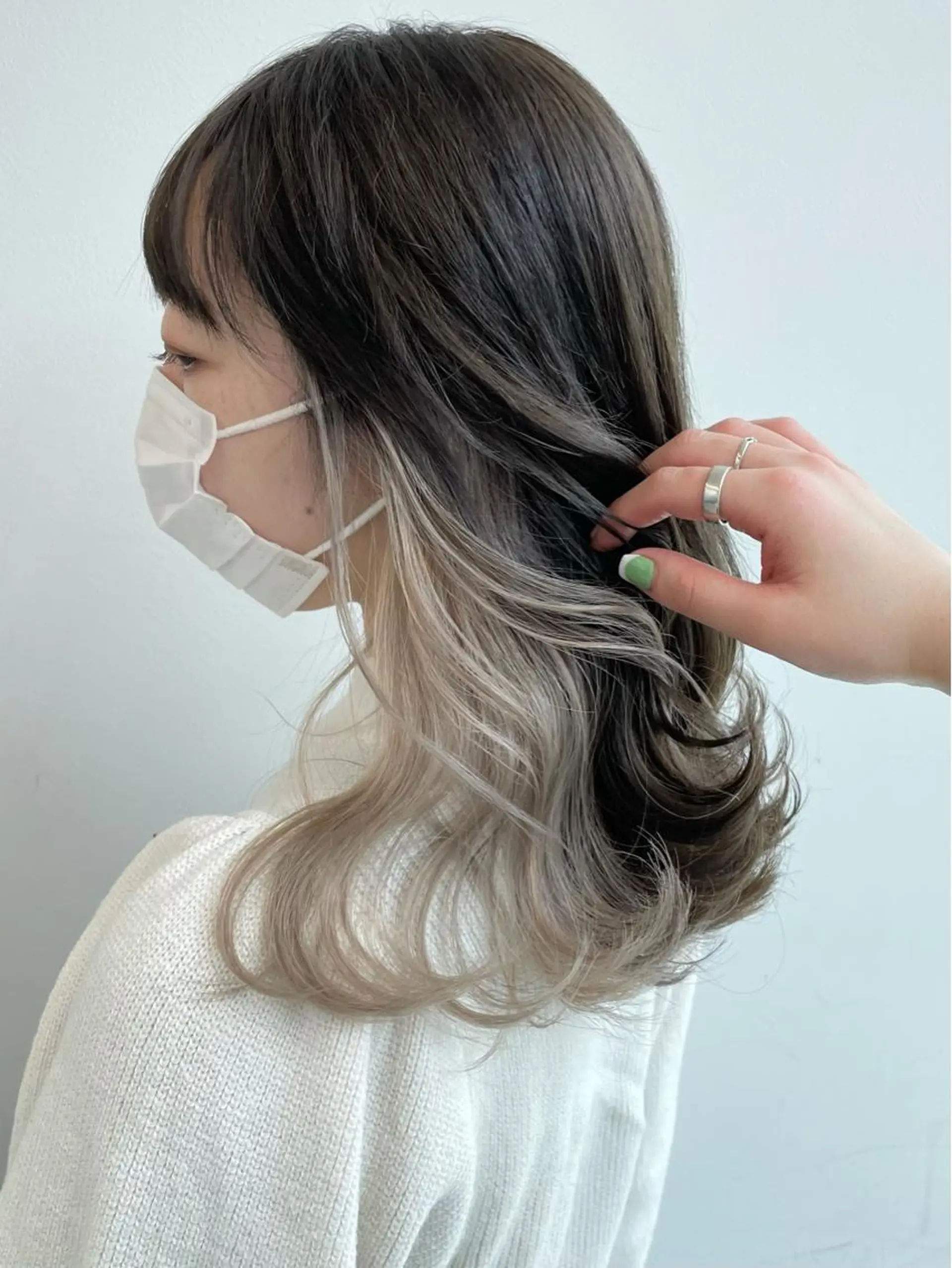 ミディアム カラー ヘアアレンジ ベージュカラー ブリーチ イヤリングカラー ホワイトベージュ ヘアカラー トリートメント 🦄インナーカラー 🦄貫井彩花のヘアスタイル