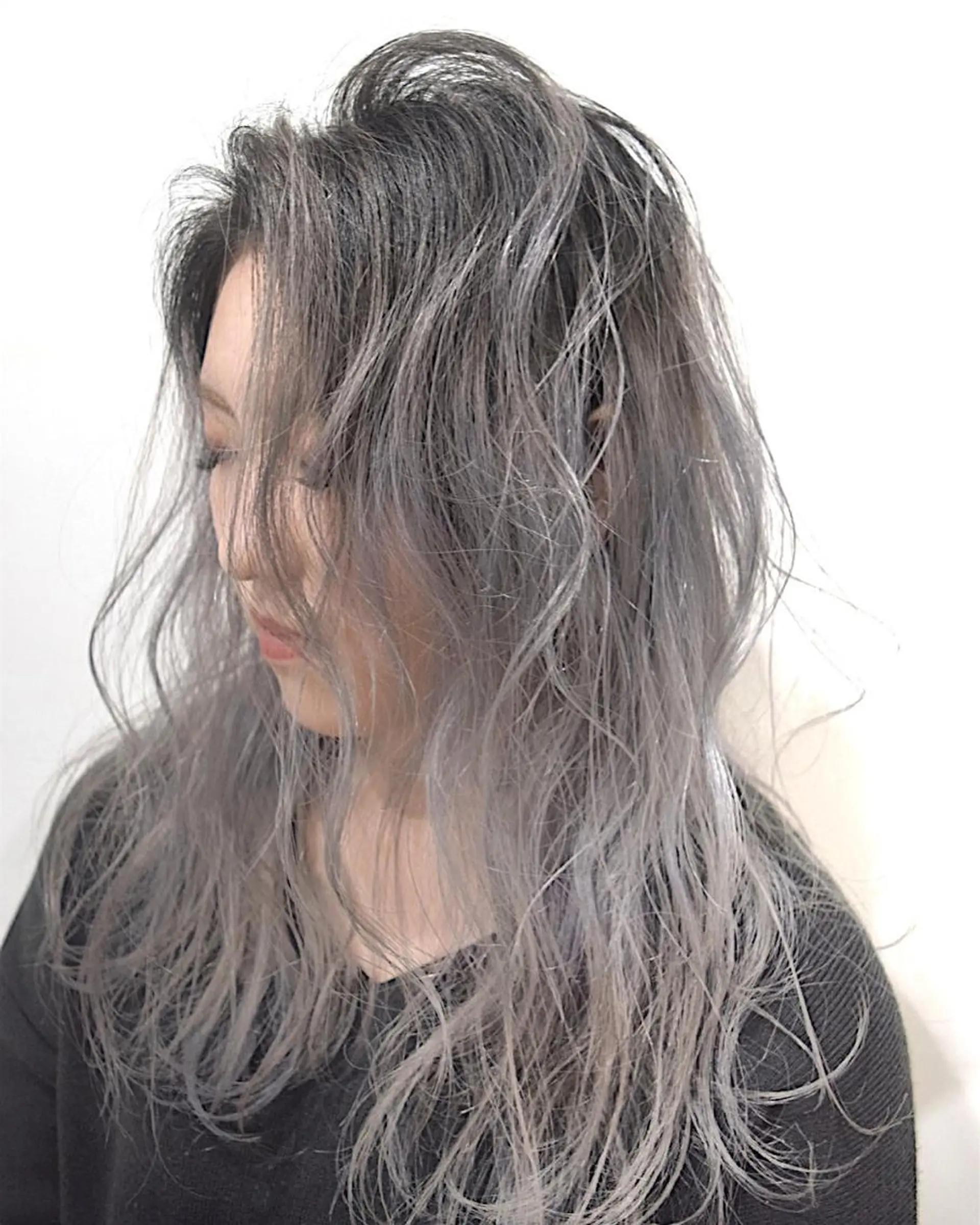 カラー シルバー ホワイトシルバー ハイトーンカラー RYUのヘアスタイル