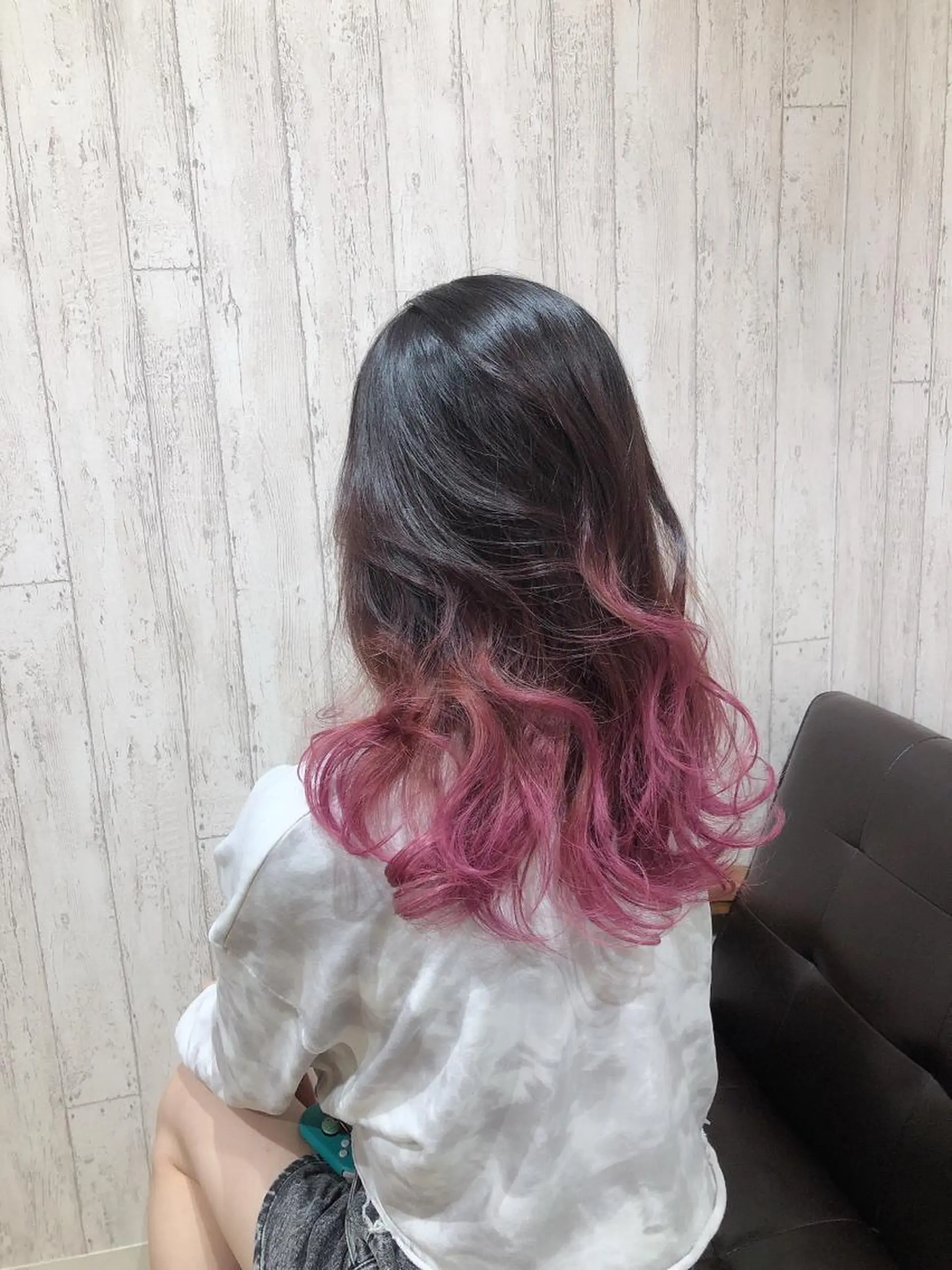 セミロング カラー グラデーションカラー ピンクカラー 佐々木 好乃のヘアスタイル